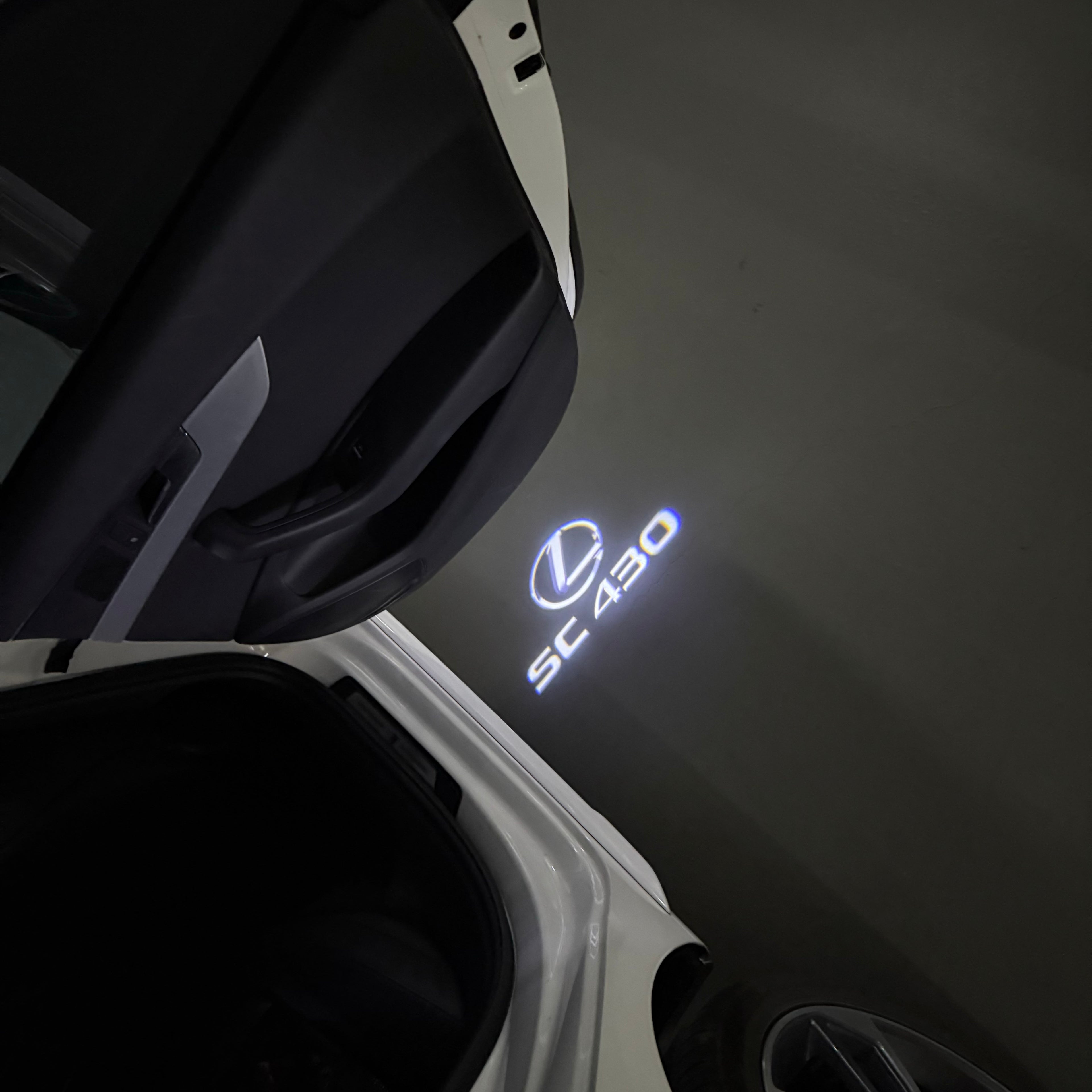 LEXUS LOGO PROJECTOR LIGHTS Nr.01 (الكمية 1 = 1 مجموعة / 2 أضواء باب)