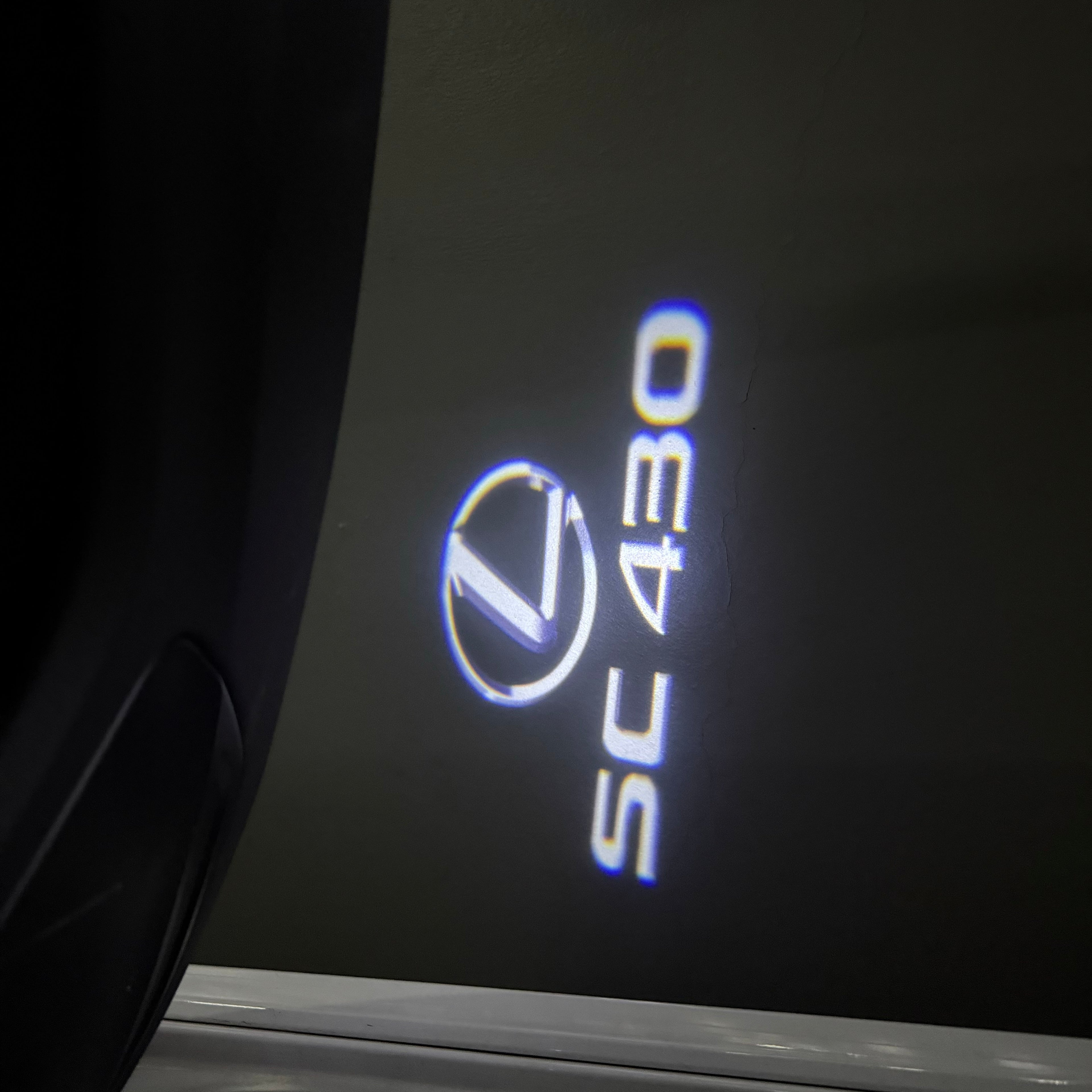 LEXUS LOGO PROJECTOR LIGHTS Nr.01 (الكمية 1 = 1 مجموعة / 2 أضواء باب)