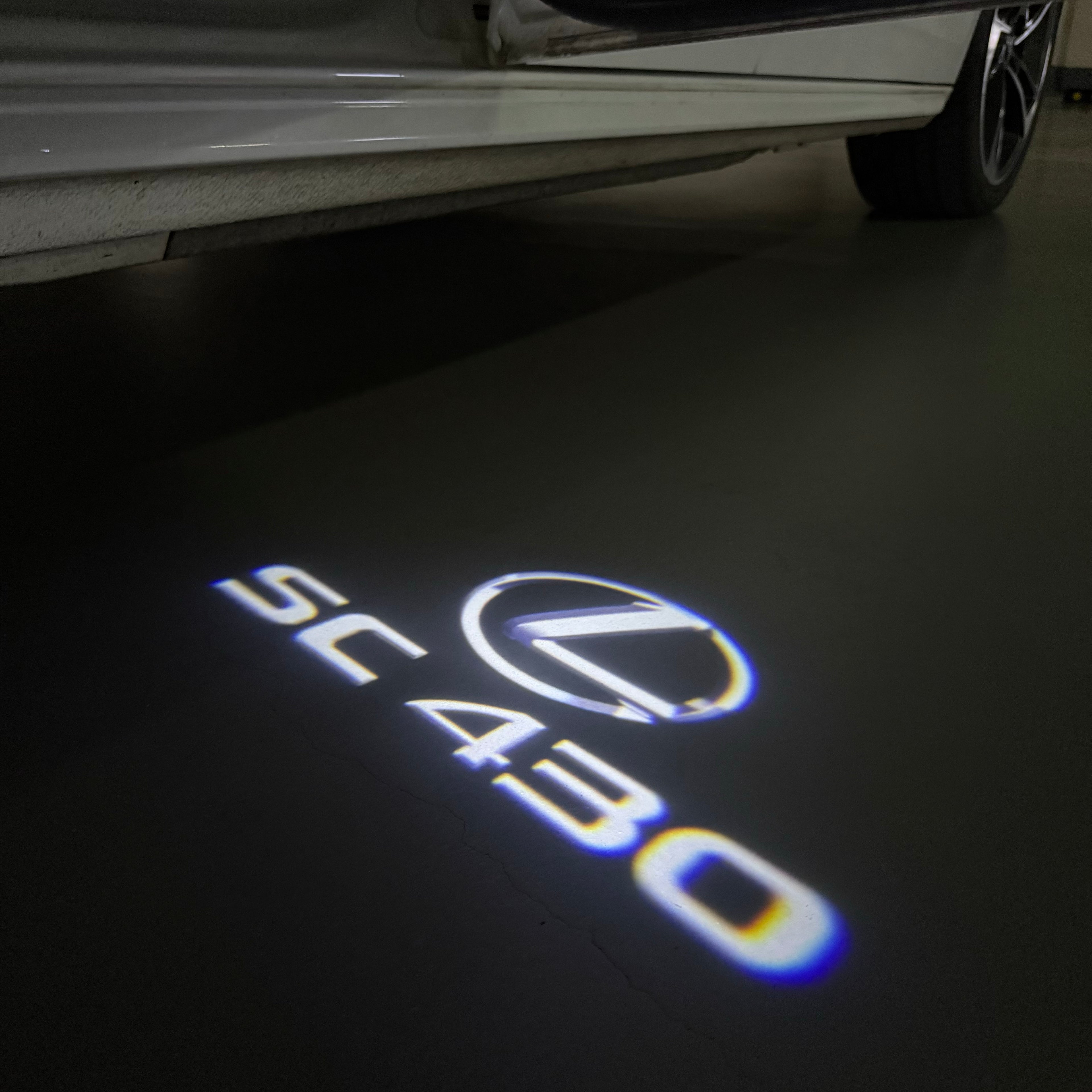 LEXUS LOGO PROJECTOR LIGHTS Nr.01 (الكمية 1 = 1 مجموعة / 2 أضواء باب)
