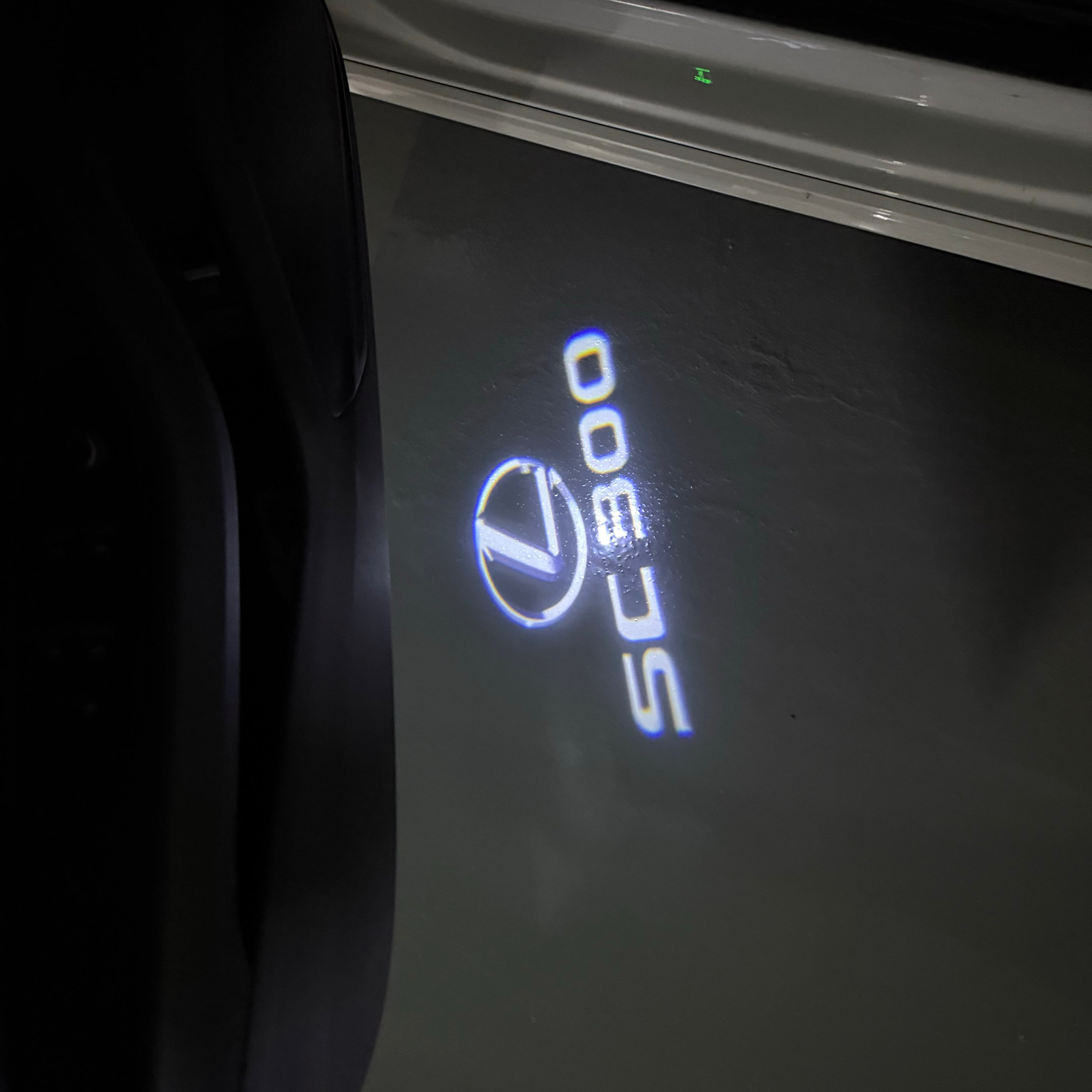 LEXUS LOGO PROJECTOR LIGHTS Nr.01 (الكمية 1 = 1 مجموعة / 2 أضواء باب)