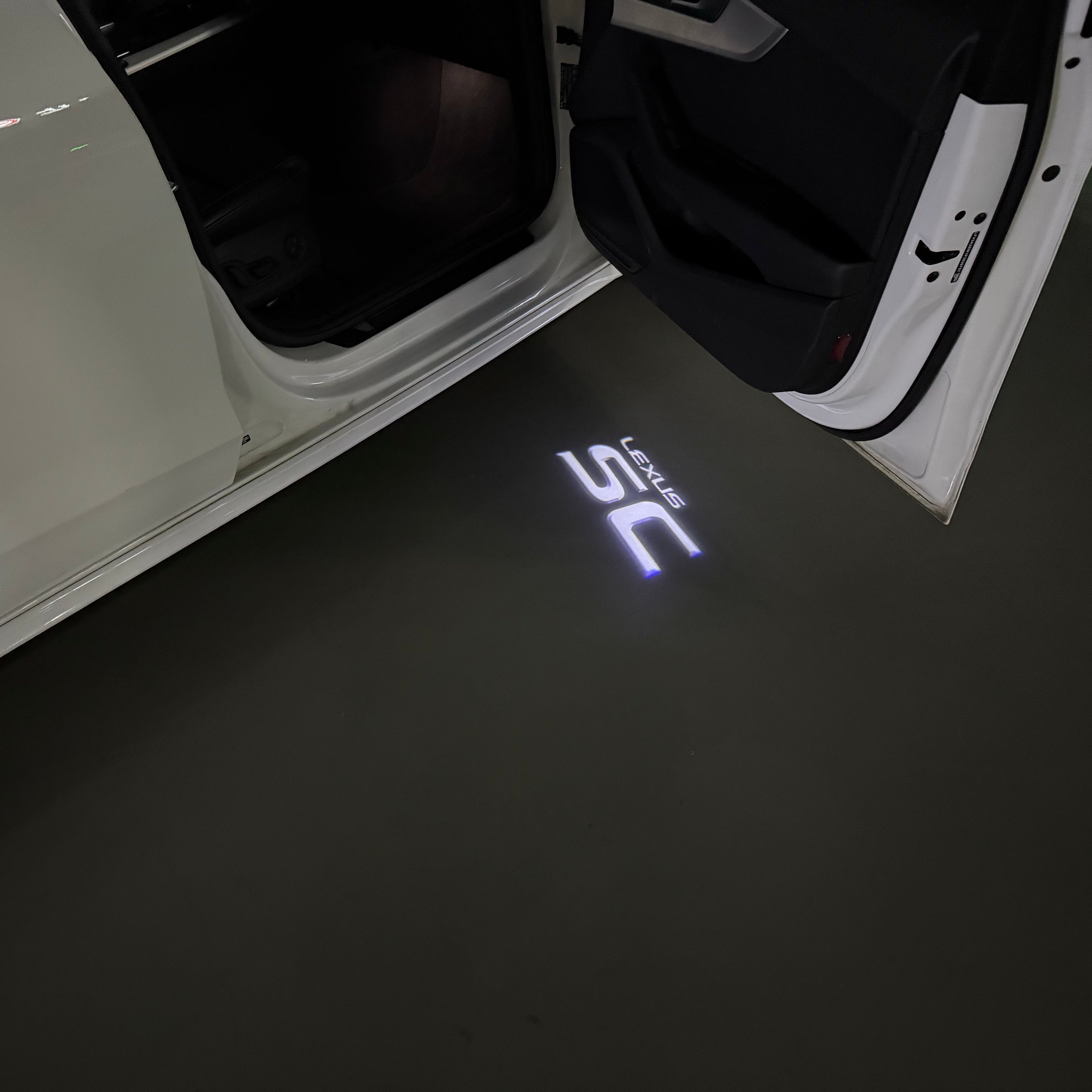 LEXUS LOGO PROJECTOR LIGHTS Nr.01 (الكمية 1 = 1 مجموعة / 2 أضواء باب)
