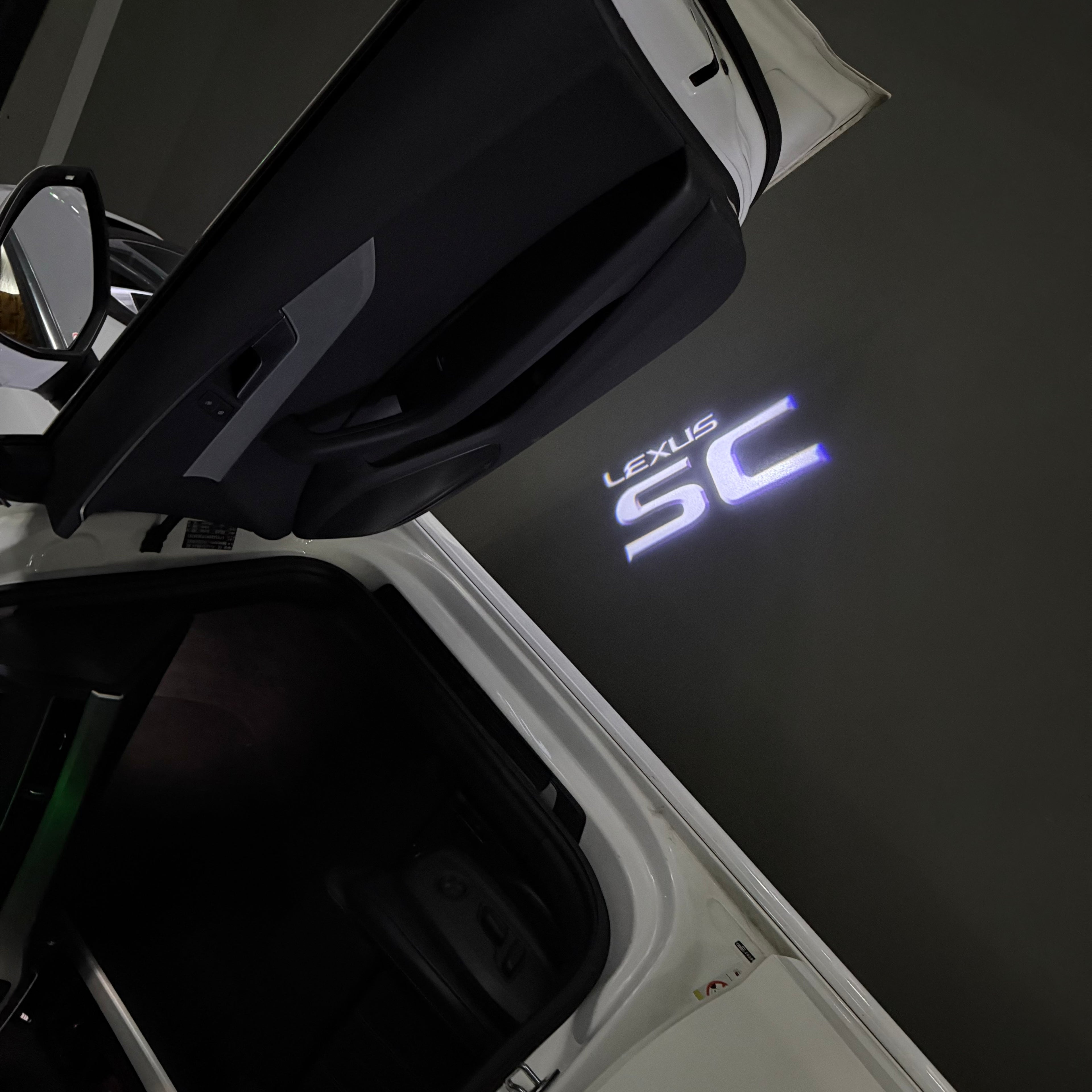 LEXUS LOGO PROJECTOR LIGHTS Nr.01 (الكمية 1 = 1 مجموعة / 2 أضواء باب)