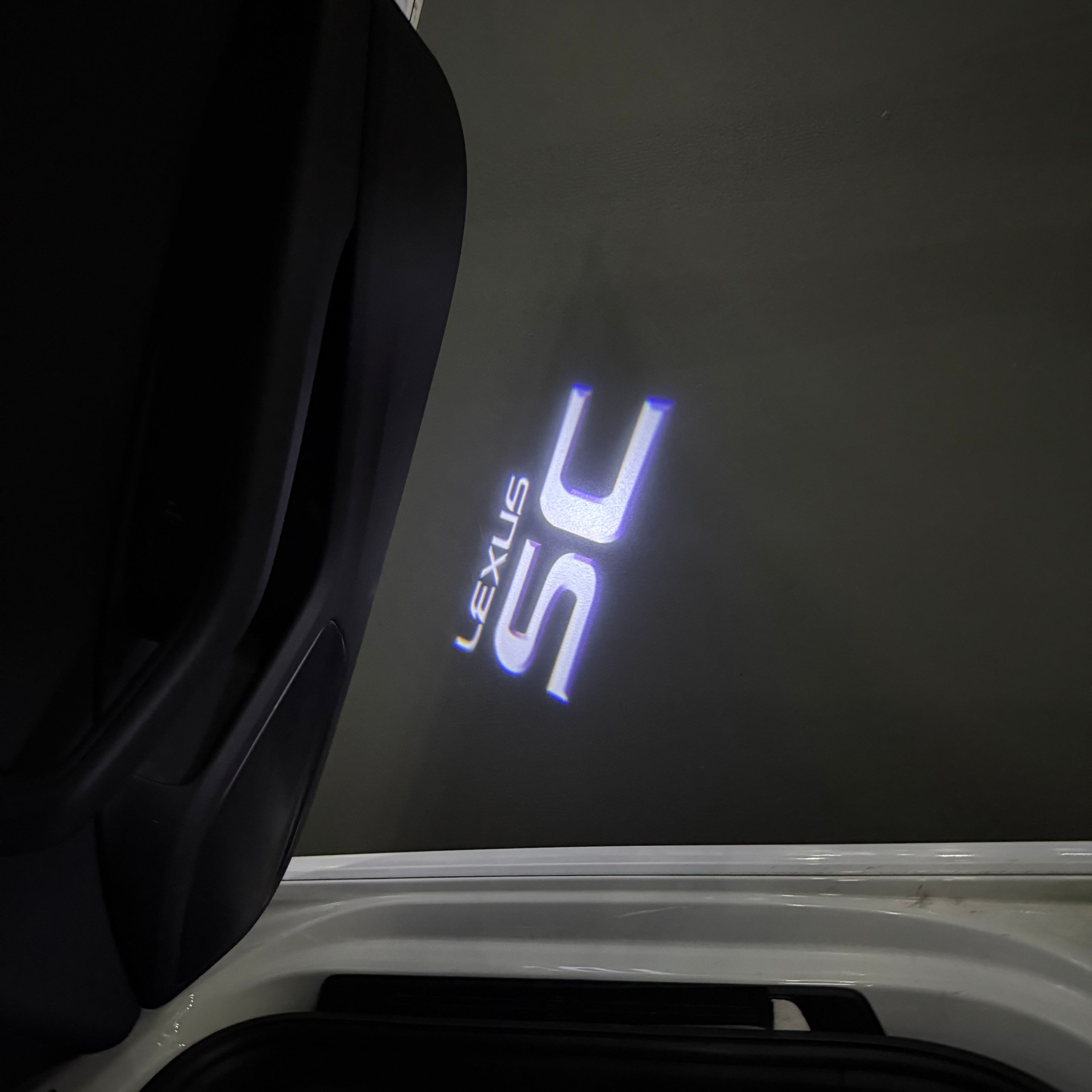 LEXUS LOGO PROJECTOR LIGHTS Nr.01 (الكمية 1 = 1 مجموعة / 2 أضواء باب)