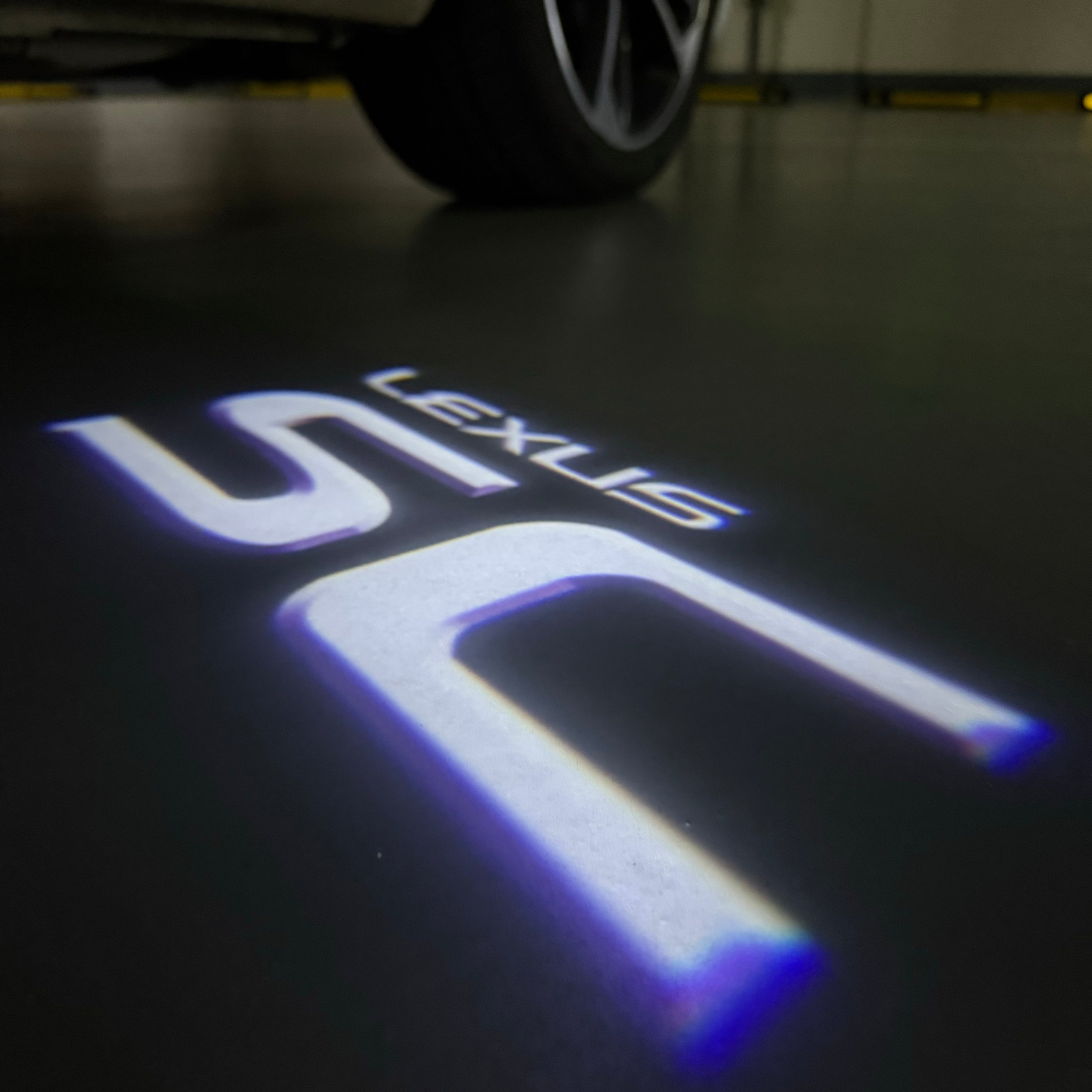 LEXUS LOGO PROJECTOR LIGHTS Nr.01 (الكمية 1 = 1 مجموعة / 2 أضواء باب)
