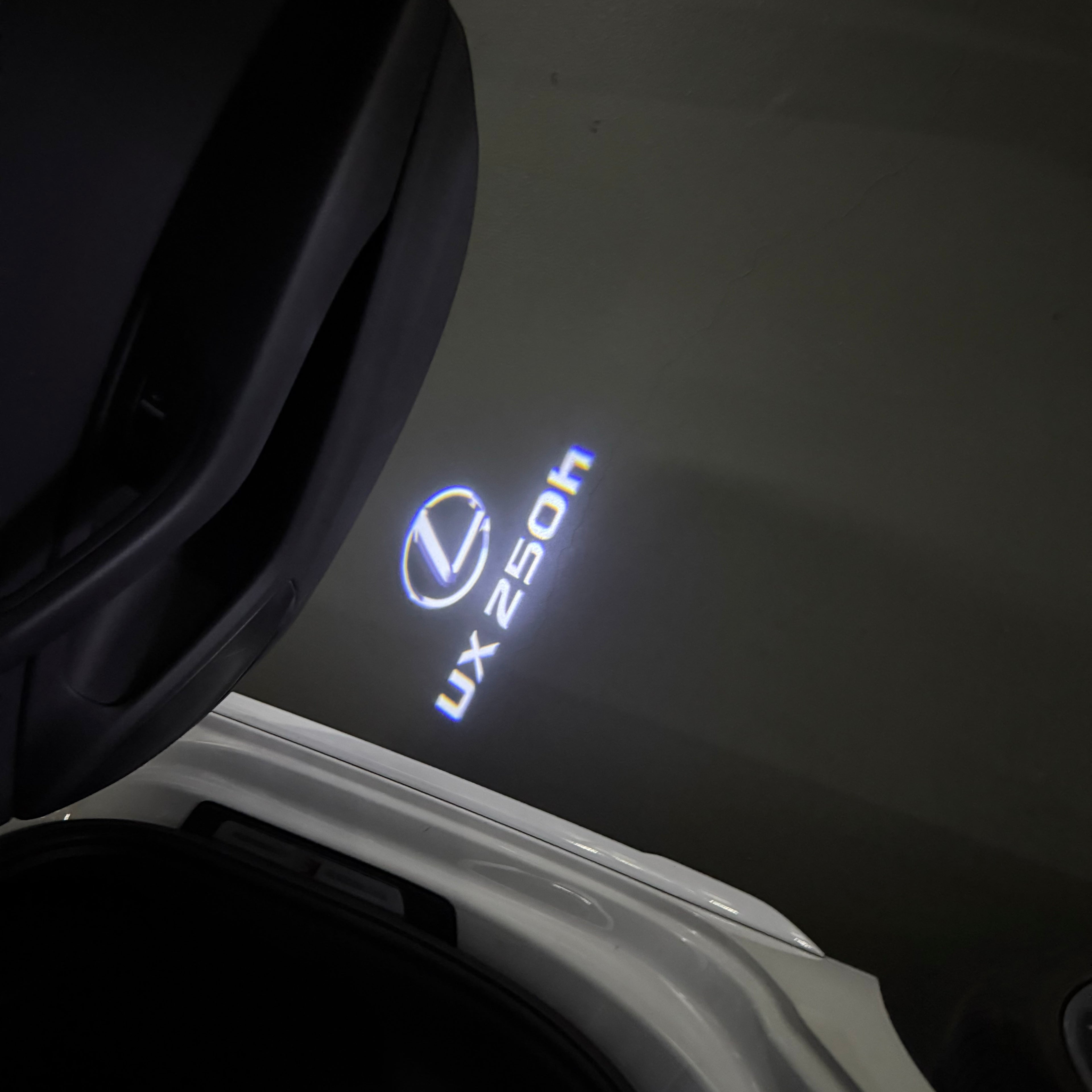 LEXUS LOGO PROJECTOR LIGHTS Nr.01 (الكمية 1 = 1 مجموعة / 2 أضواء باب)