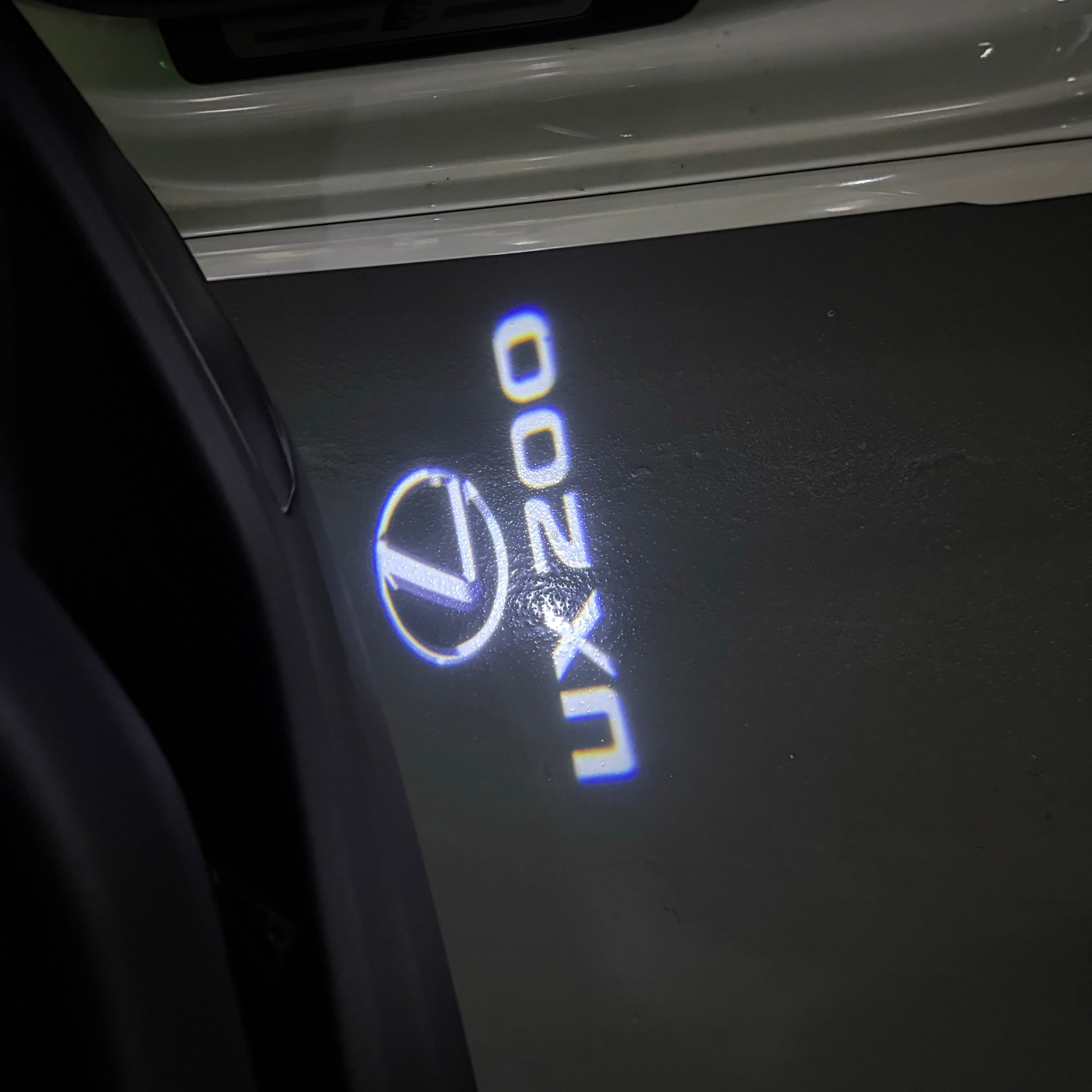LEXUS LOGO PROJECTOR LIGHTS Nr.01 (الكمية 1 = 1 مجموعة / 2 أضواء باب)