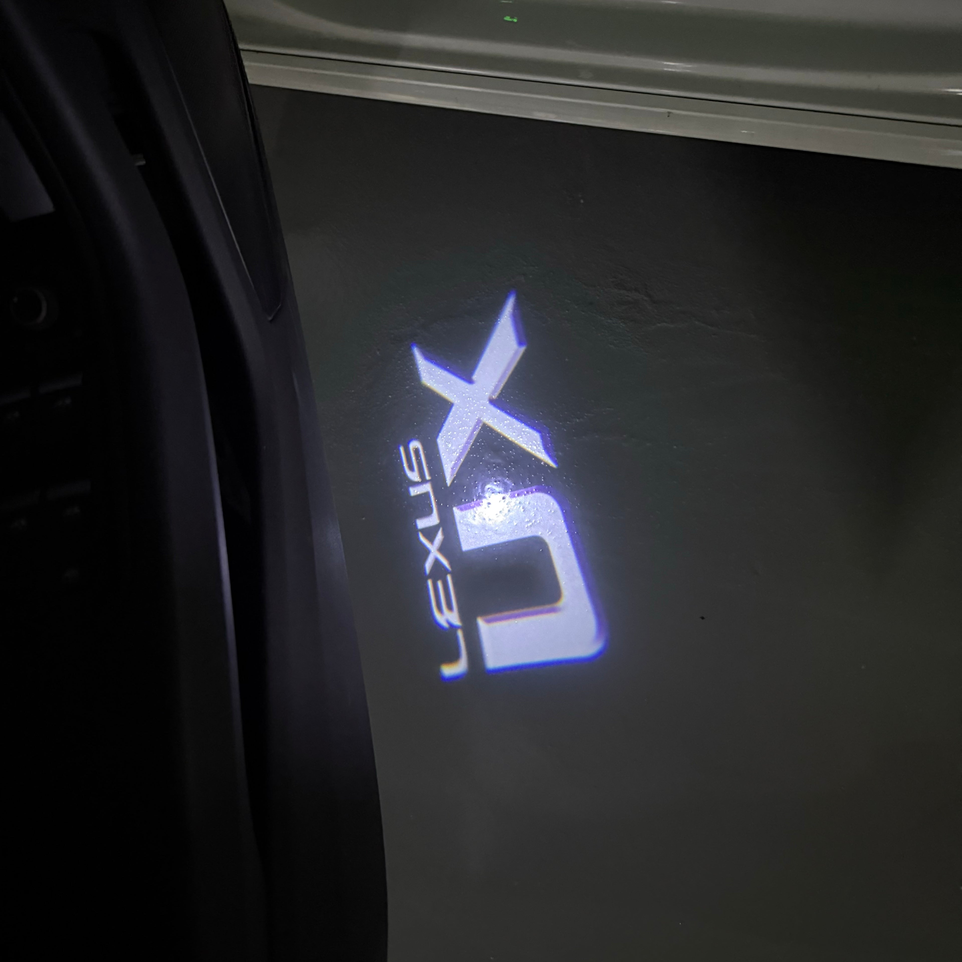 LEXUS LOGO PROJECTOR LIGHTS Nr.01 (الكمية 1 = 1 مجموعة / 2 أضواء باب)