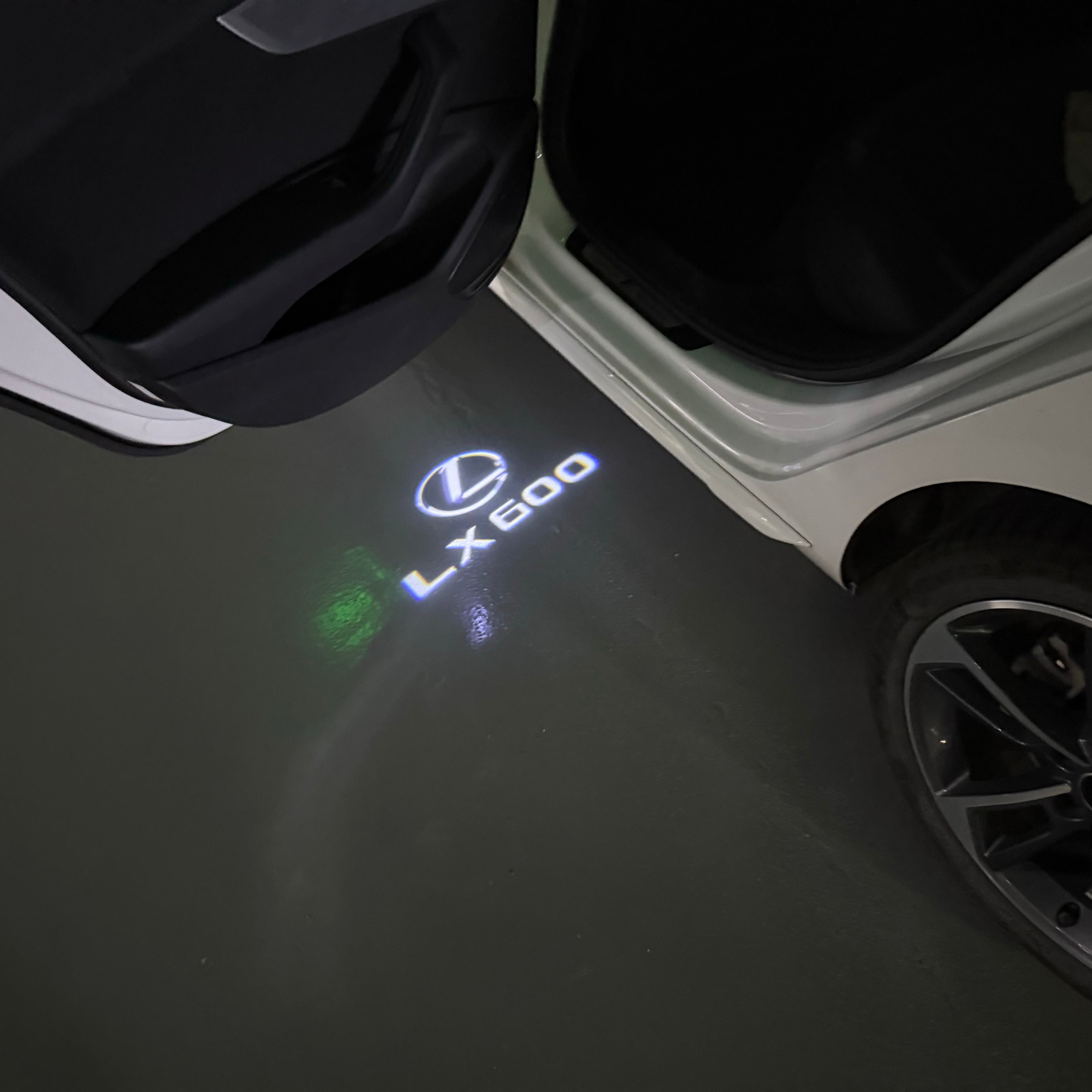 LEXUS LOGO PROJECTOR LIGHTS Nr.01 (الكمية 1 = 1 مجموعة / 2 أضواء باب)