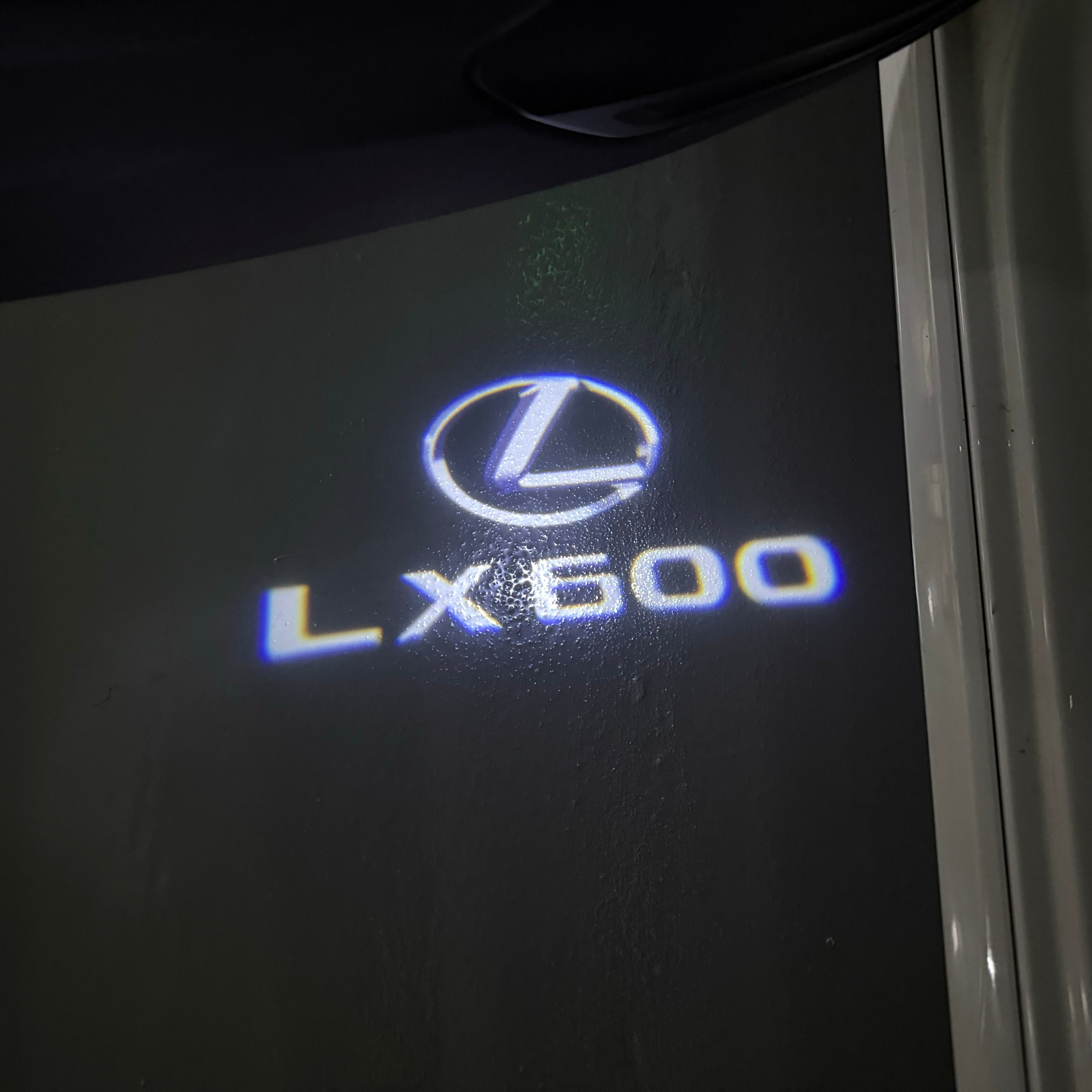 LEXUS LOGO PROJECTOR LIGHTS Nr.01 (الكمية 1 = 1 مجموعة / 2 أضواء باب)