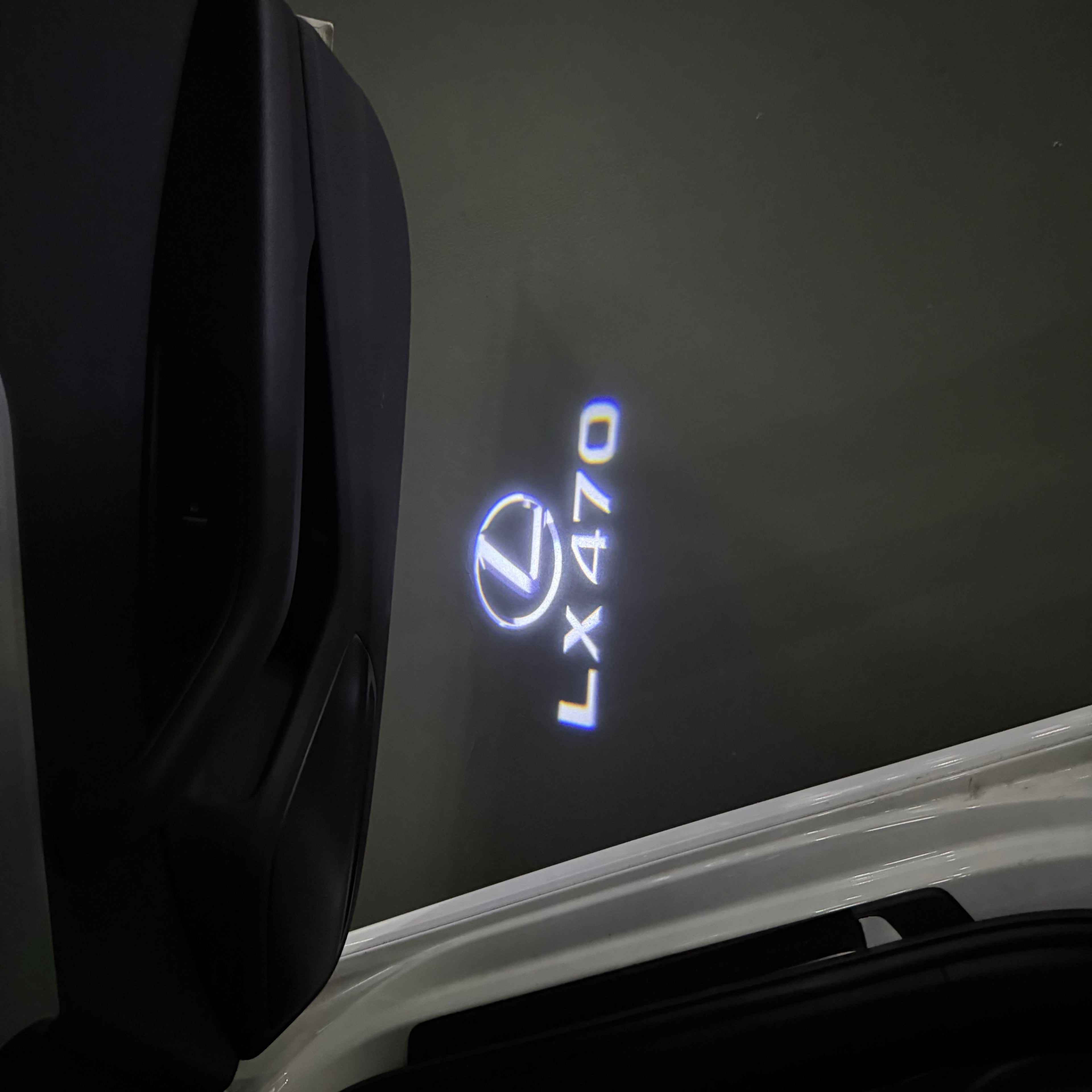 LEXUS LOGO PROJECTOR LIGHTS Nr.01 (الكمية 1 = 1 مجموعة / 2 أضواء باب)