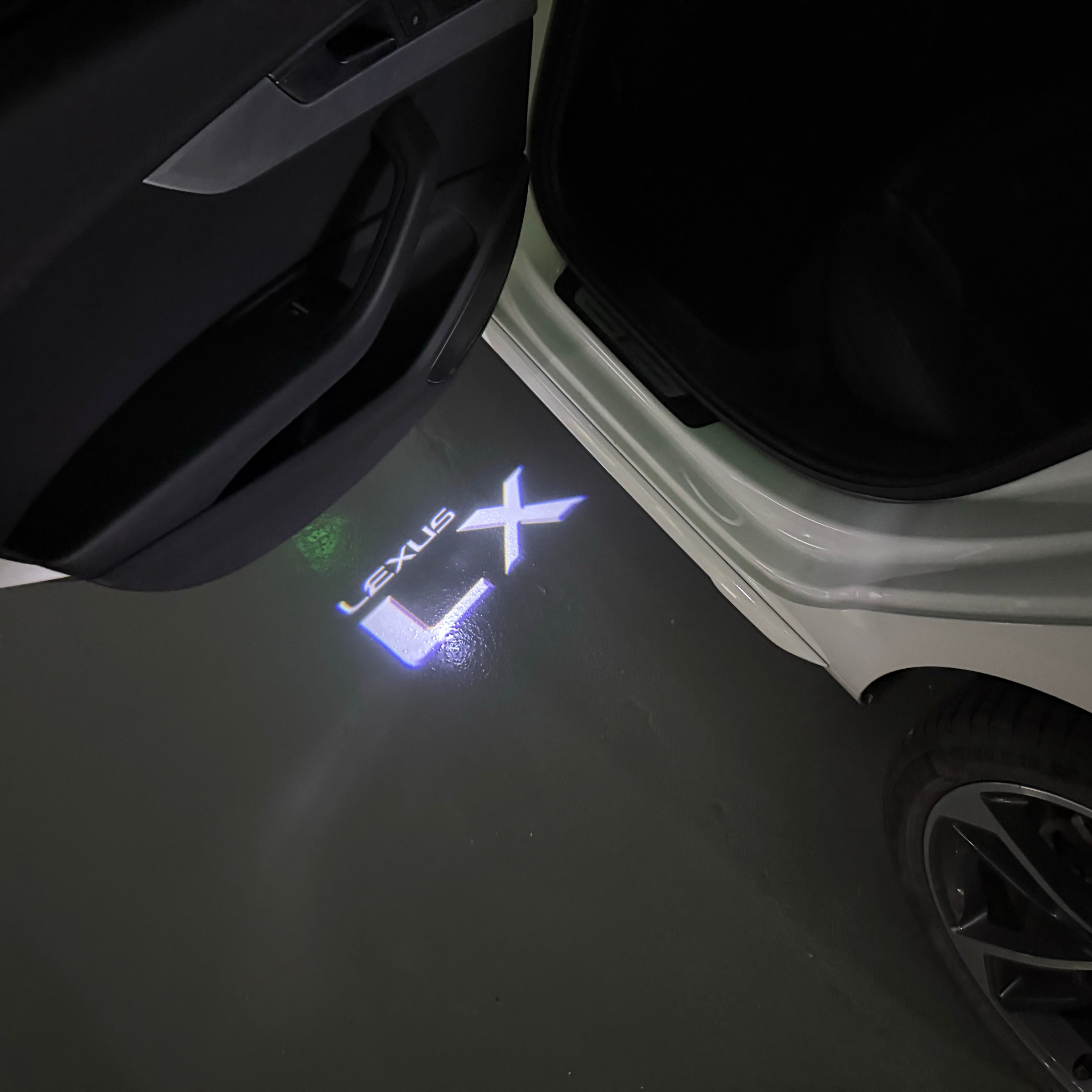 LEXUS LOGO PROJECTOR LIGHTS Nr.01 (الكمية 1 = 1 مجموعة / 2 أضواء باب)
