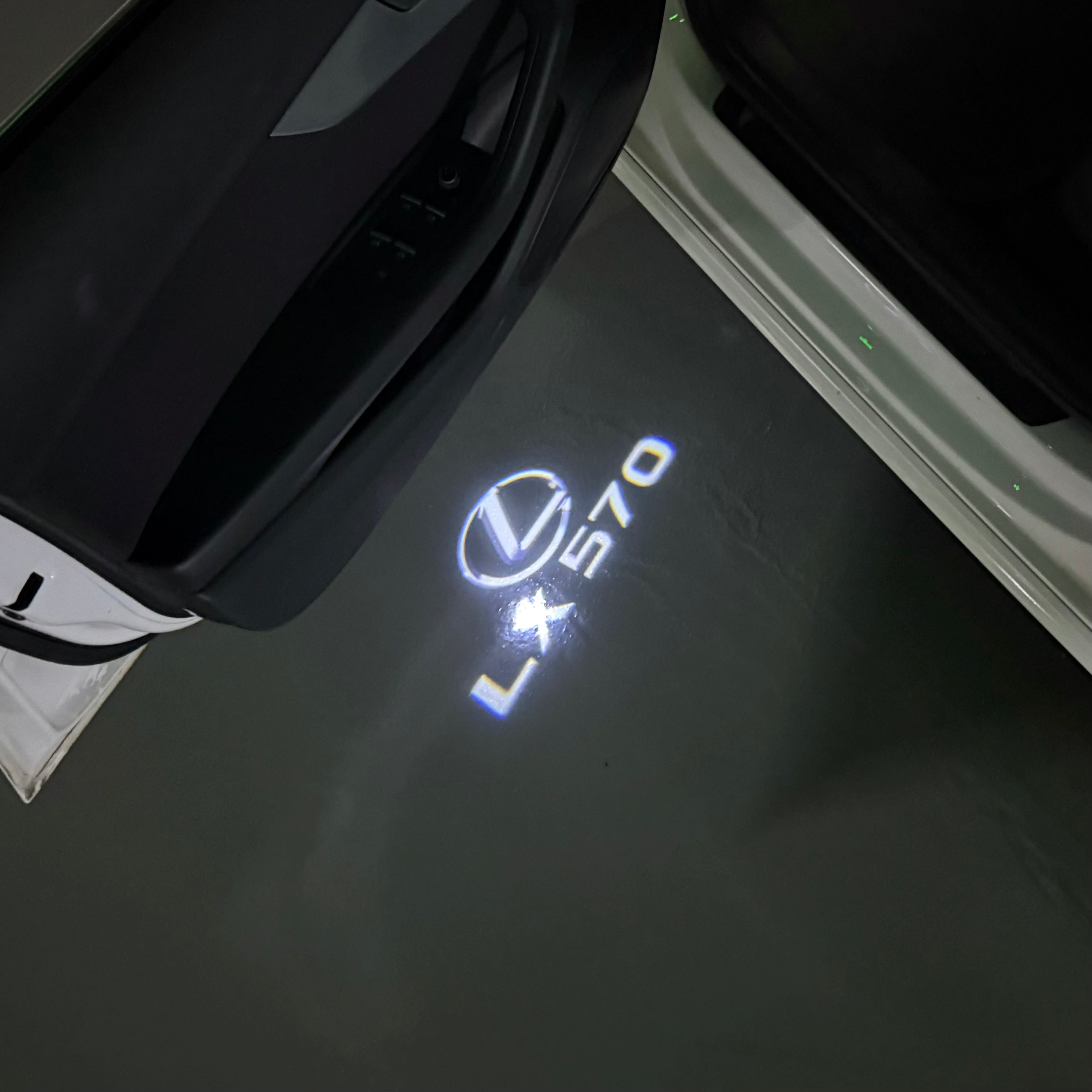LEXUS LOGO PROJECTOR LIGHTS Nr.01 (الكمية 1 = 1 مجموعة / 2 أضواء باب)