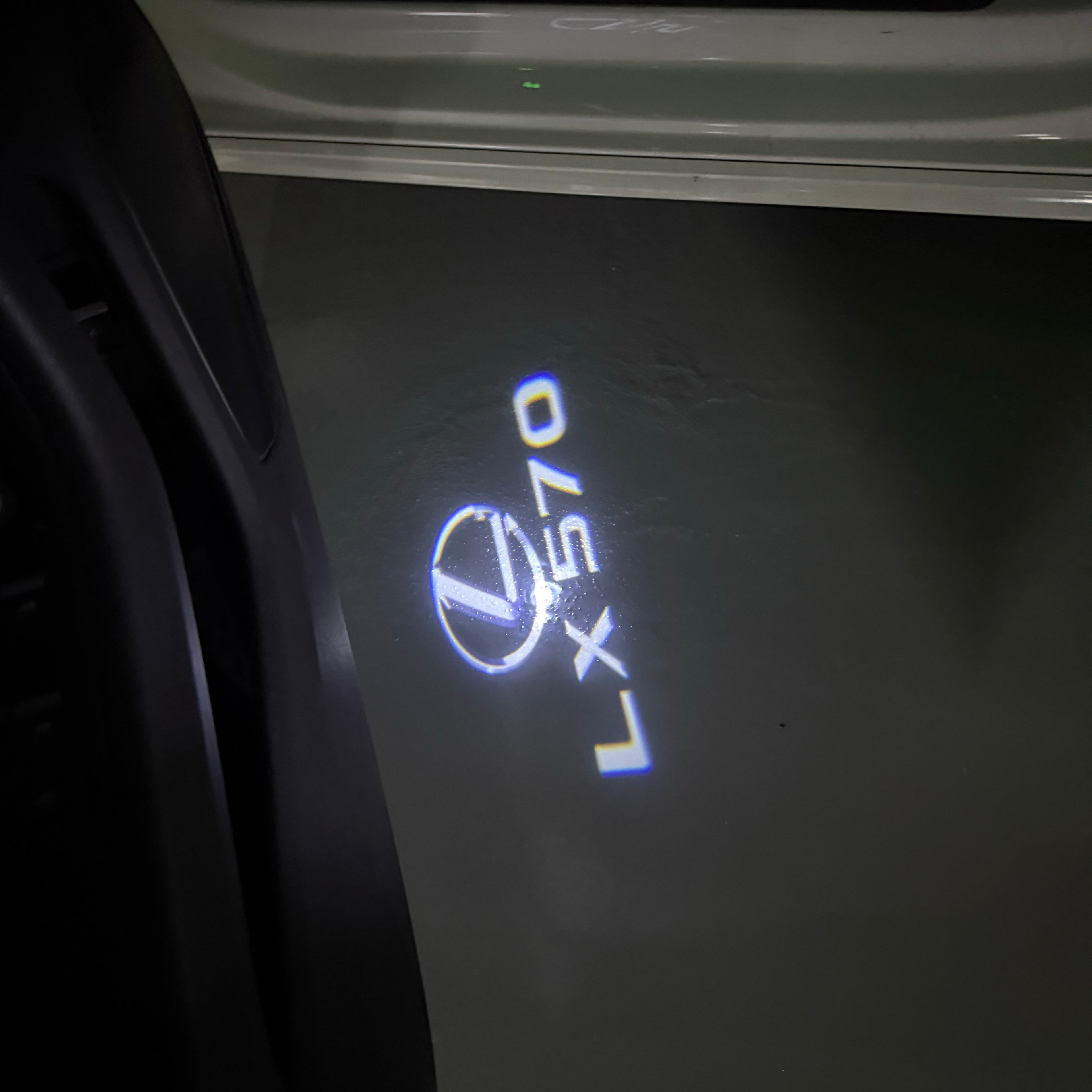 LEXUS LOGO PROJECTOR LIGHTS Nr.01 (الكمية 1 = 1 مجموعة / 2 أضواء باب)