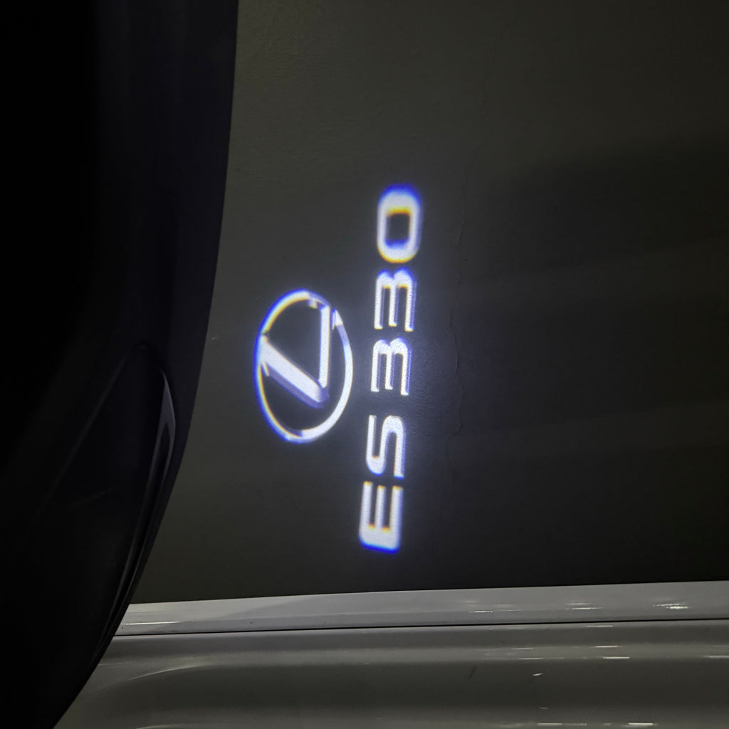 LEXUS LOGO PROJECTOR LIGHTS Nr.01 (الكمية 1 = 1 مجموعة / 2 أضواء باب)