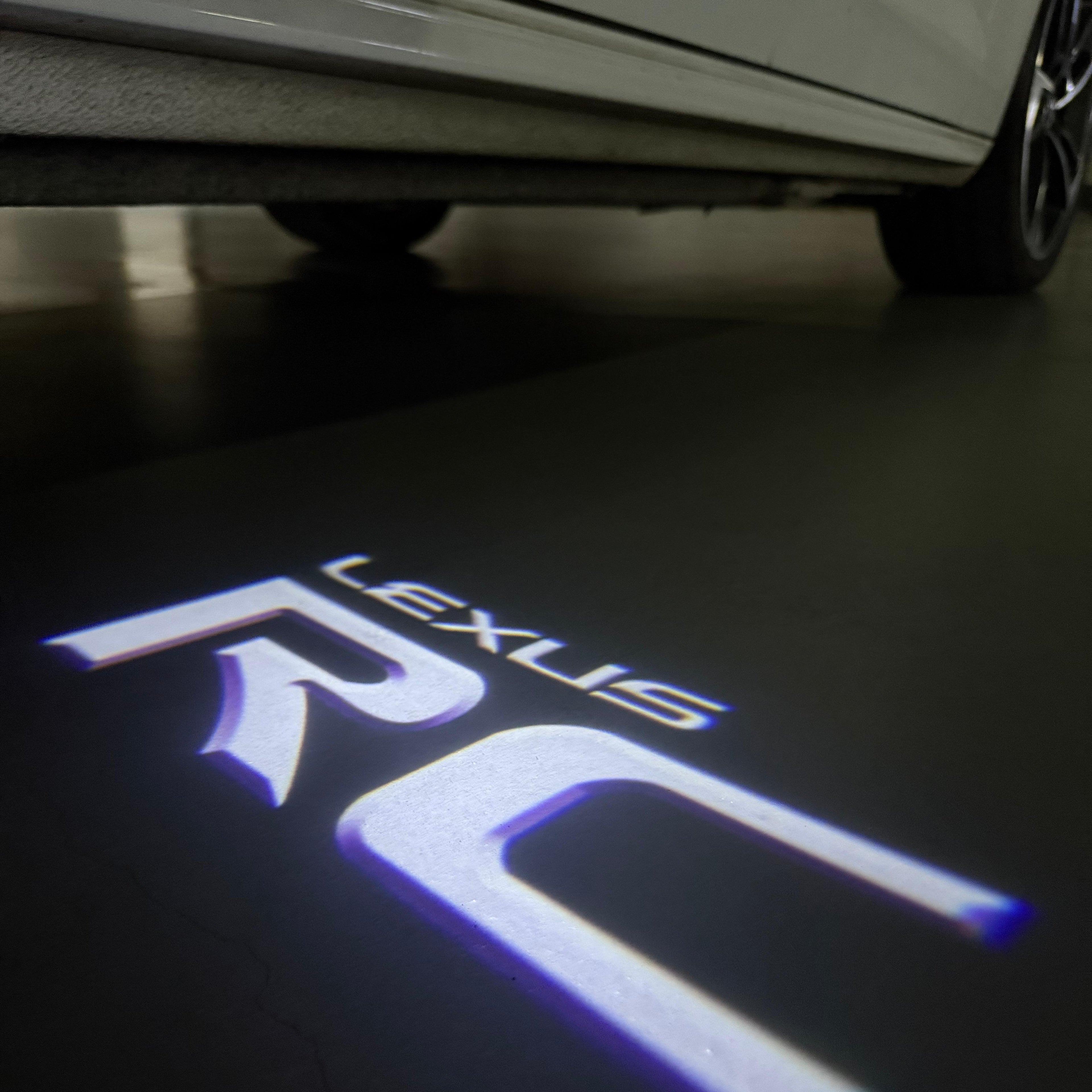 LEXUS LOGO PROJECTOR LIGHTS Nr.01 (الكمية 1 = 1 مجموعة / 2 أضواء باب)