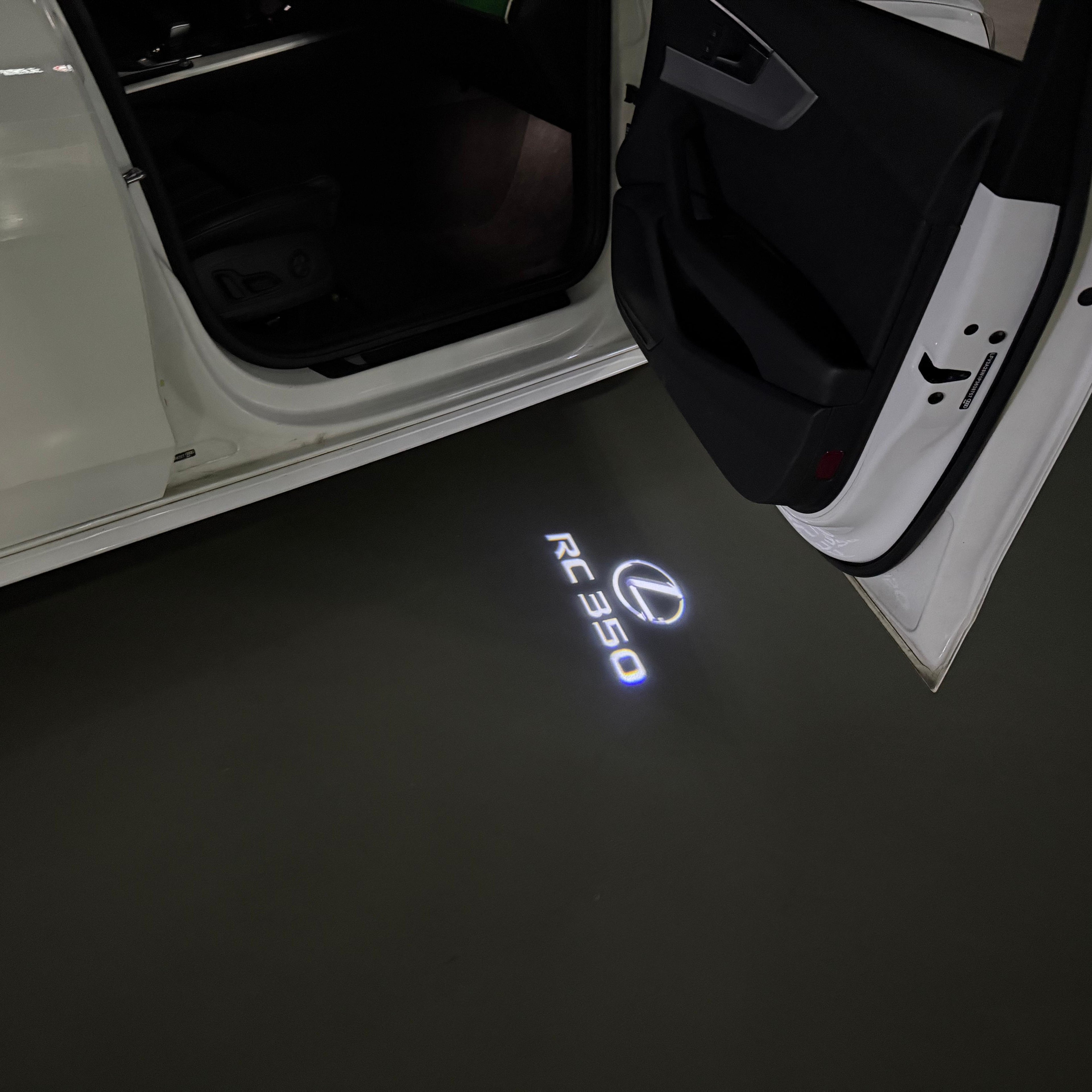 LEXUS LOGO PROJECTOR LIGHTS Nr.01 (الكمية 1 = 1 مجموعة / 2 أضواء باب)