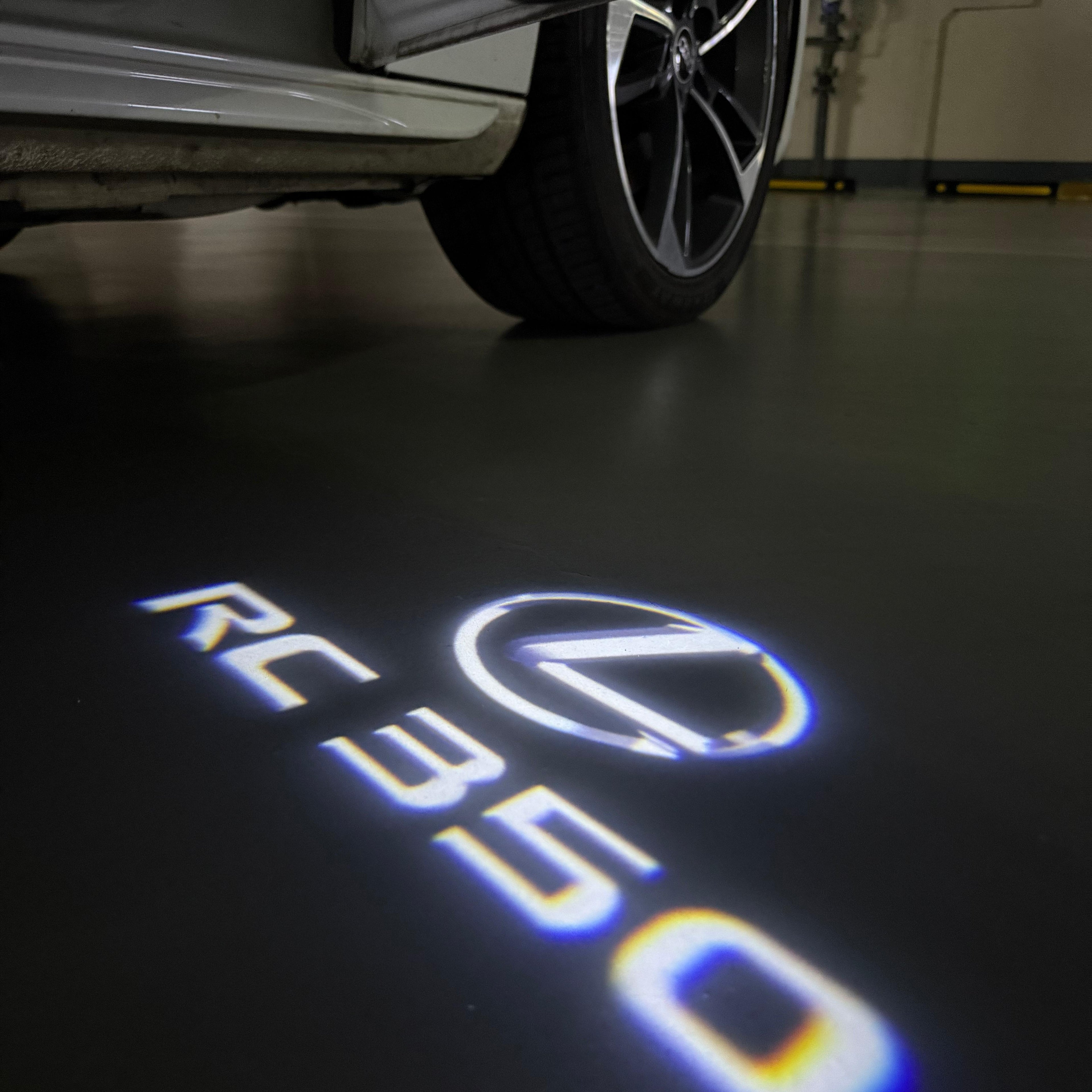 LEXUS LOGO PROJECTOR LIGHTS Nr.01 (الكمية 1 = 1 مجموعة / 2 أضواء باب)