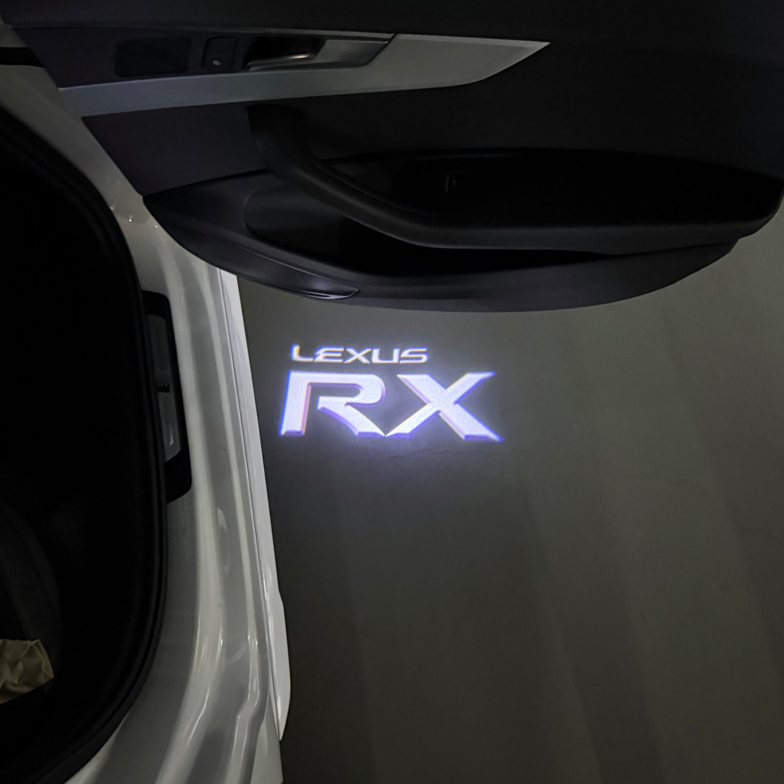 LEXUS LOGO PROJECTOR LIGHTS Nr.01 (الكمية 1 = 1 مجموعة / 2 أضواء باب)