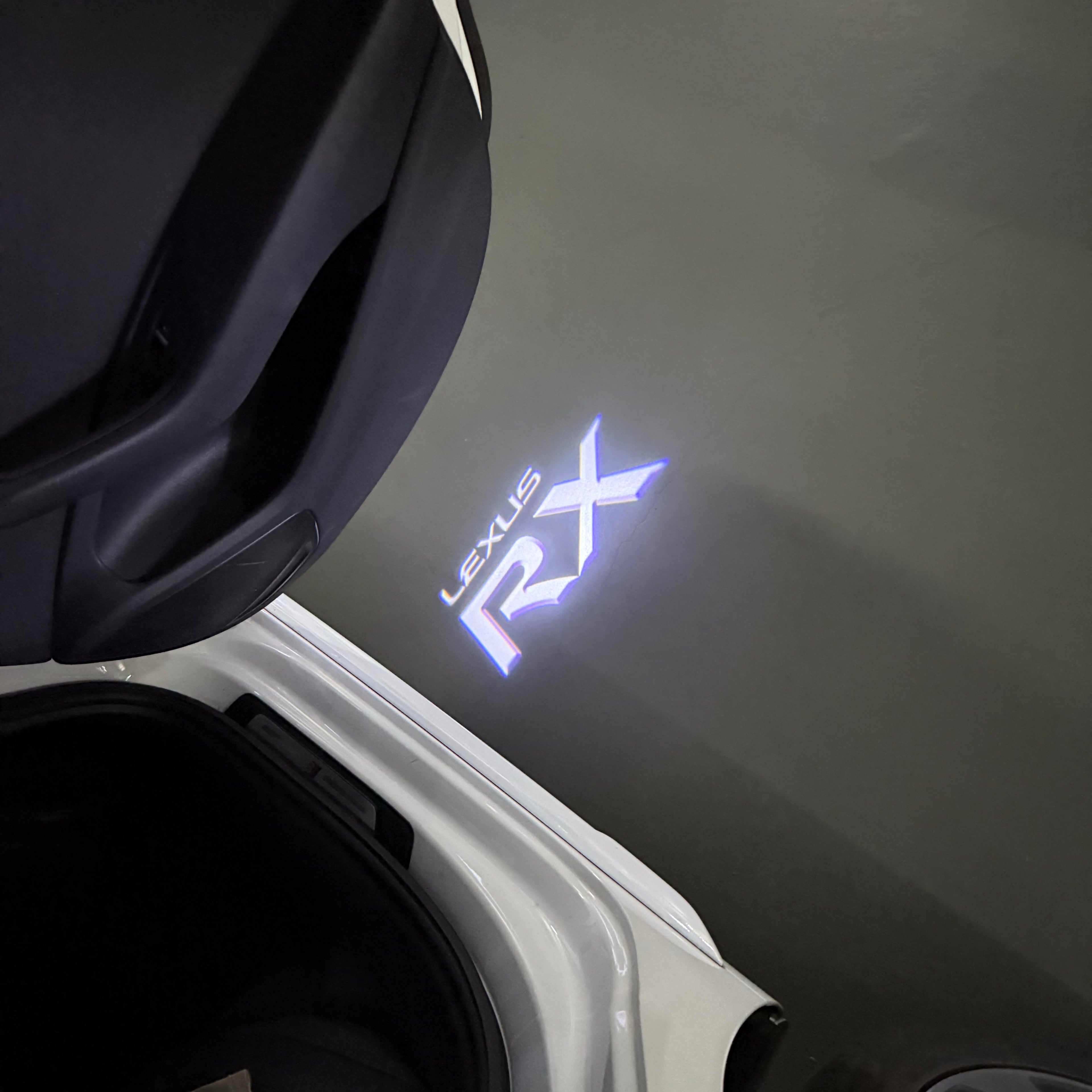 LEXUS LOGO PROJECTOR LIGHTS Nr.01 (الكمية 1 = 1 مجموعة / 2 أضواء باب)