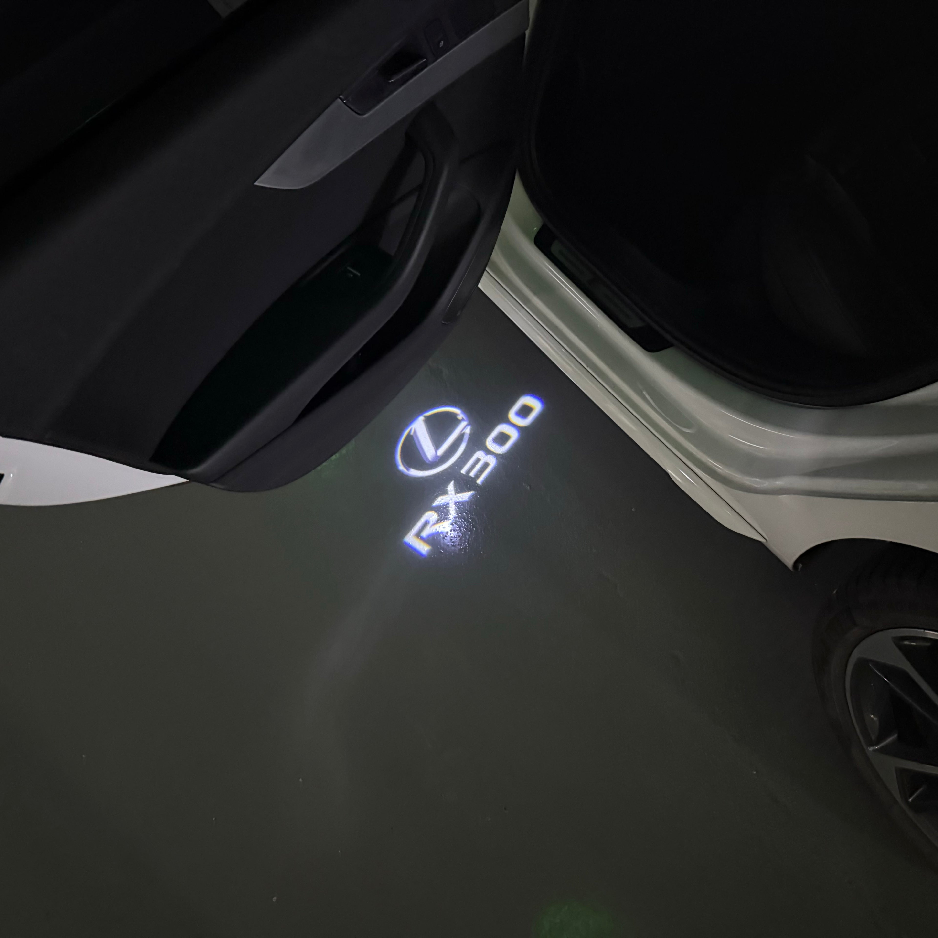 LEXUS LOGO PROJECTOR LIGHTS Nr.01 (الكمية 1 = 1 مجموعة / 2 أضواء باب)