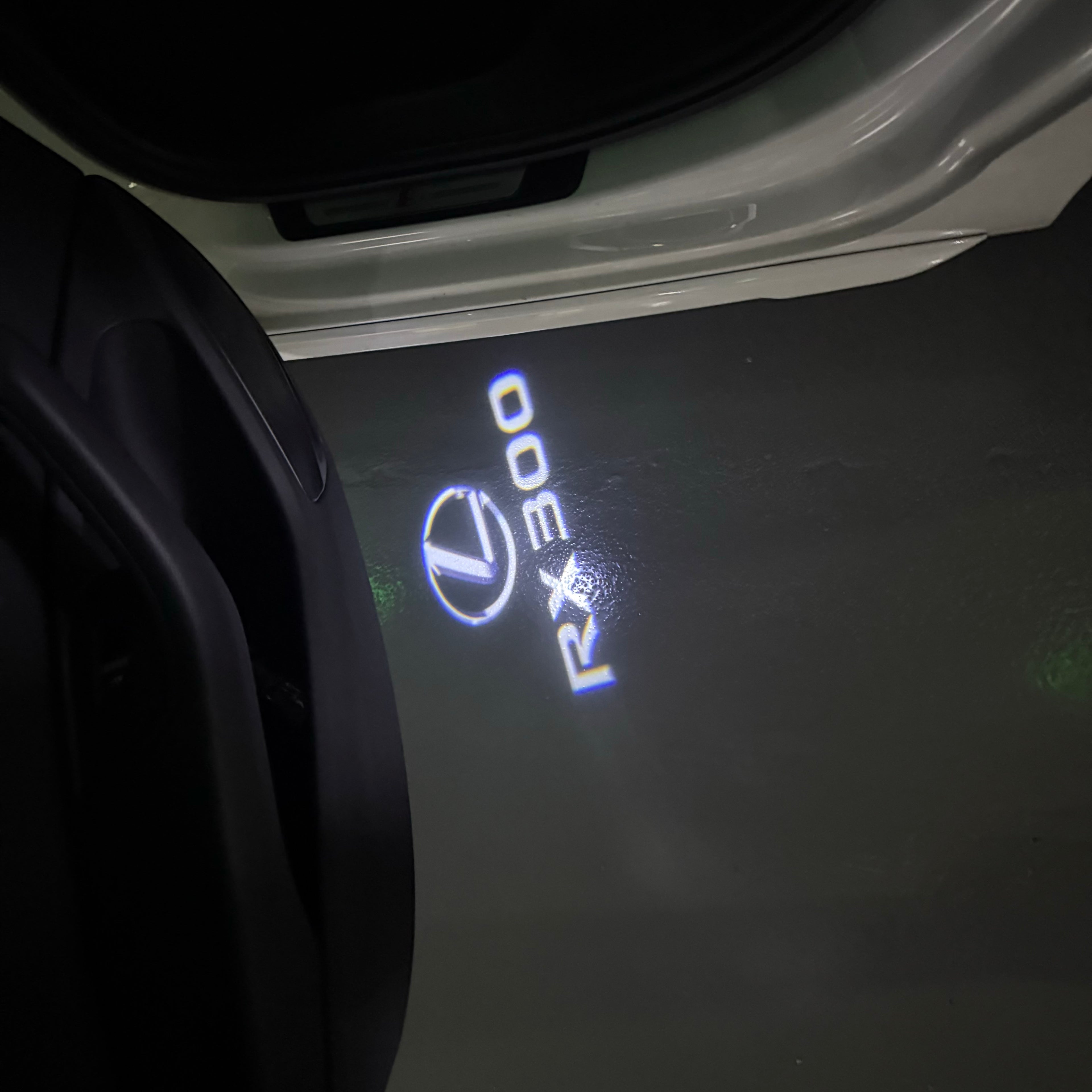 LEXUS LOGO PROJECTOR LIGHTS Nr.01 (الكمية 1 = 1 مجموعة / 2 أضواء باب)