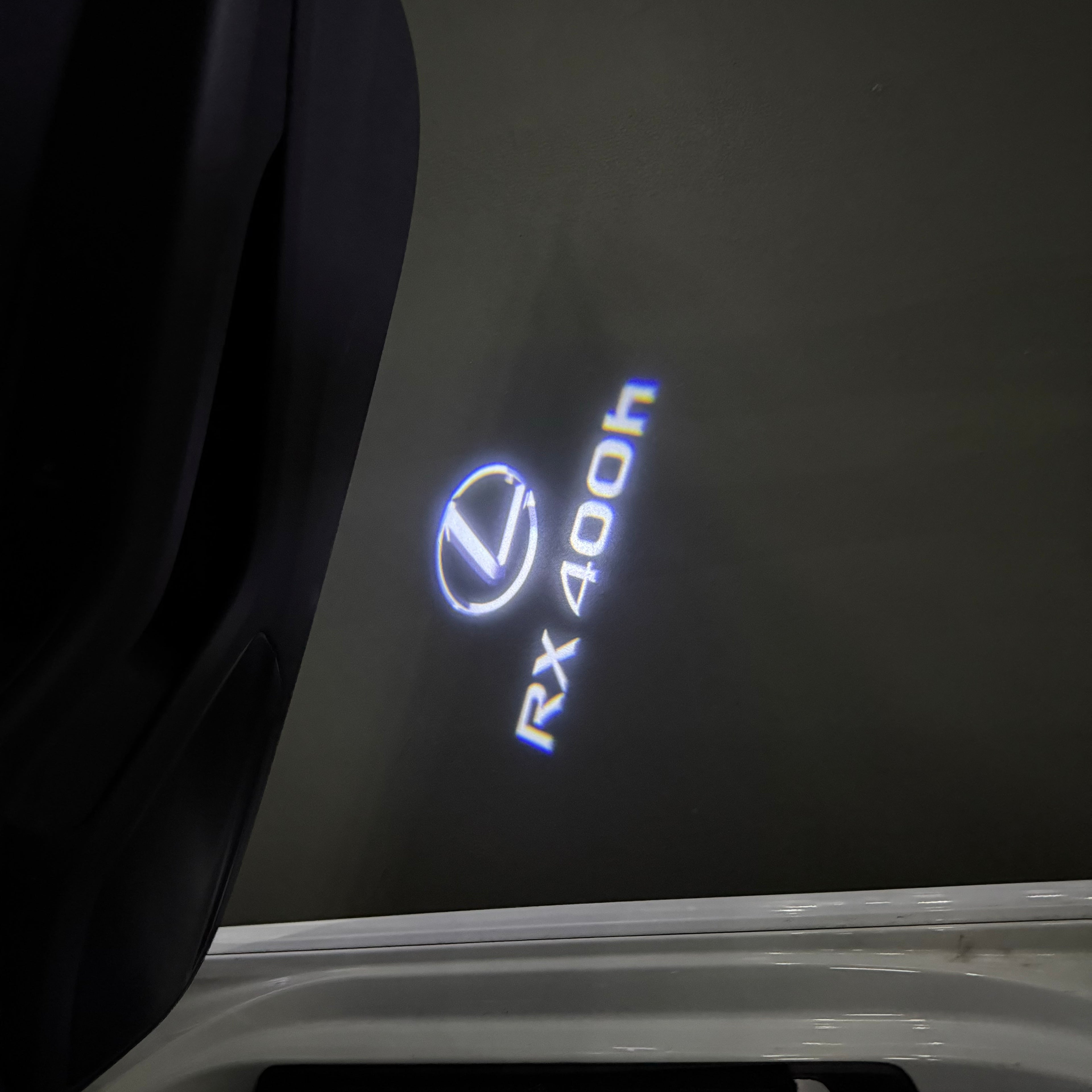 LEXUS LOGO PROJECTOR LIGHTS Nr.01 (الكمية 1 = 1 مجموعة / 2 أضواء باب)