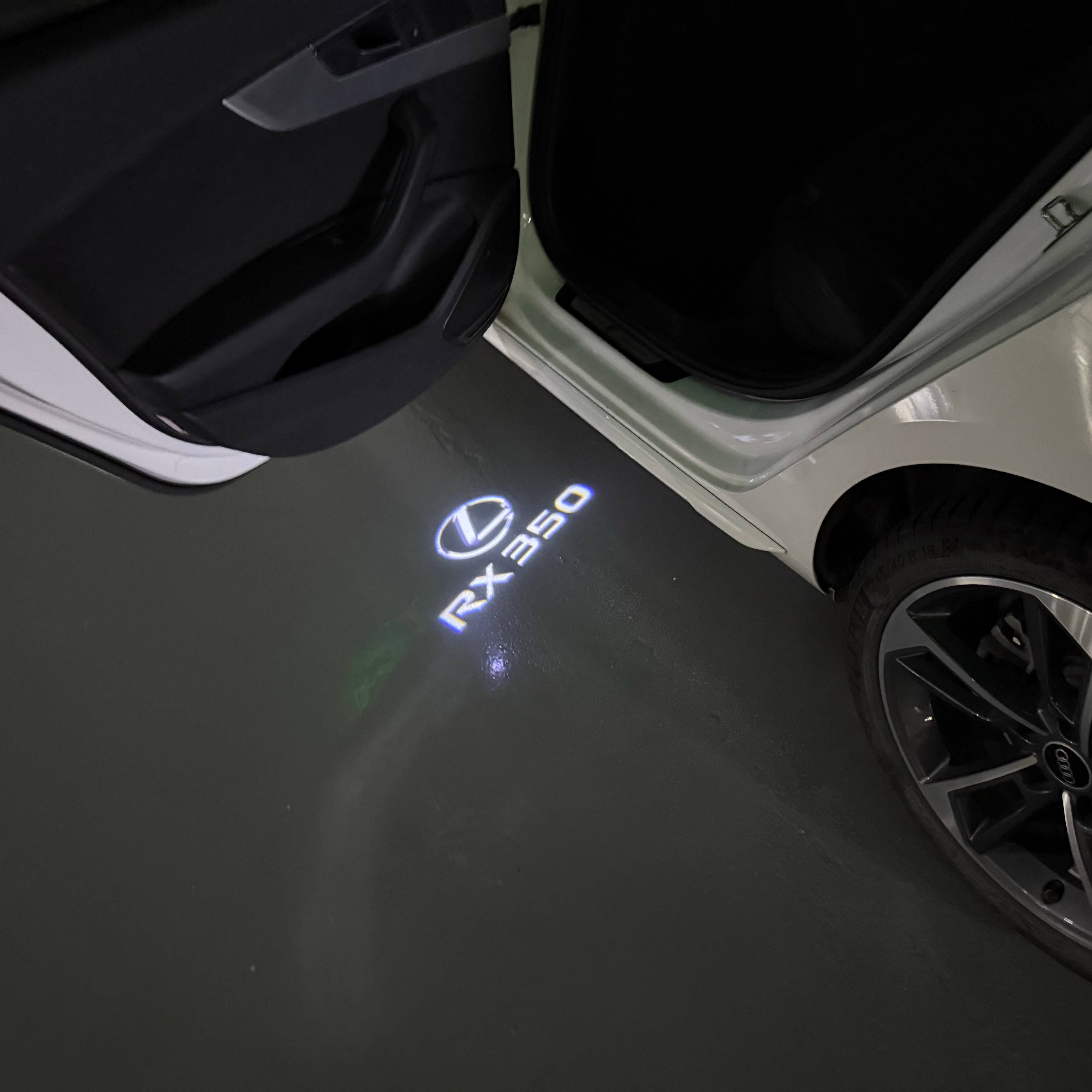 LEXUS LOGO PROJECTOR LIGHTS Nr.01 (الكمية 1 = 1 مجموعة / 2 أضواء باب)
