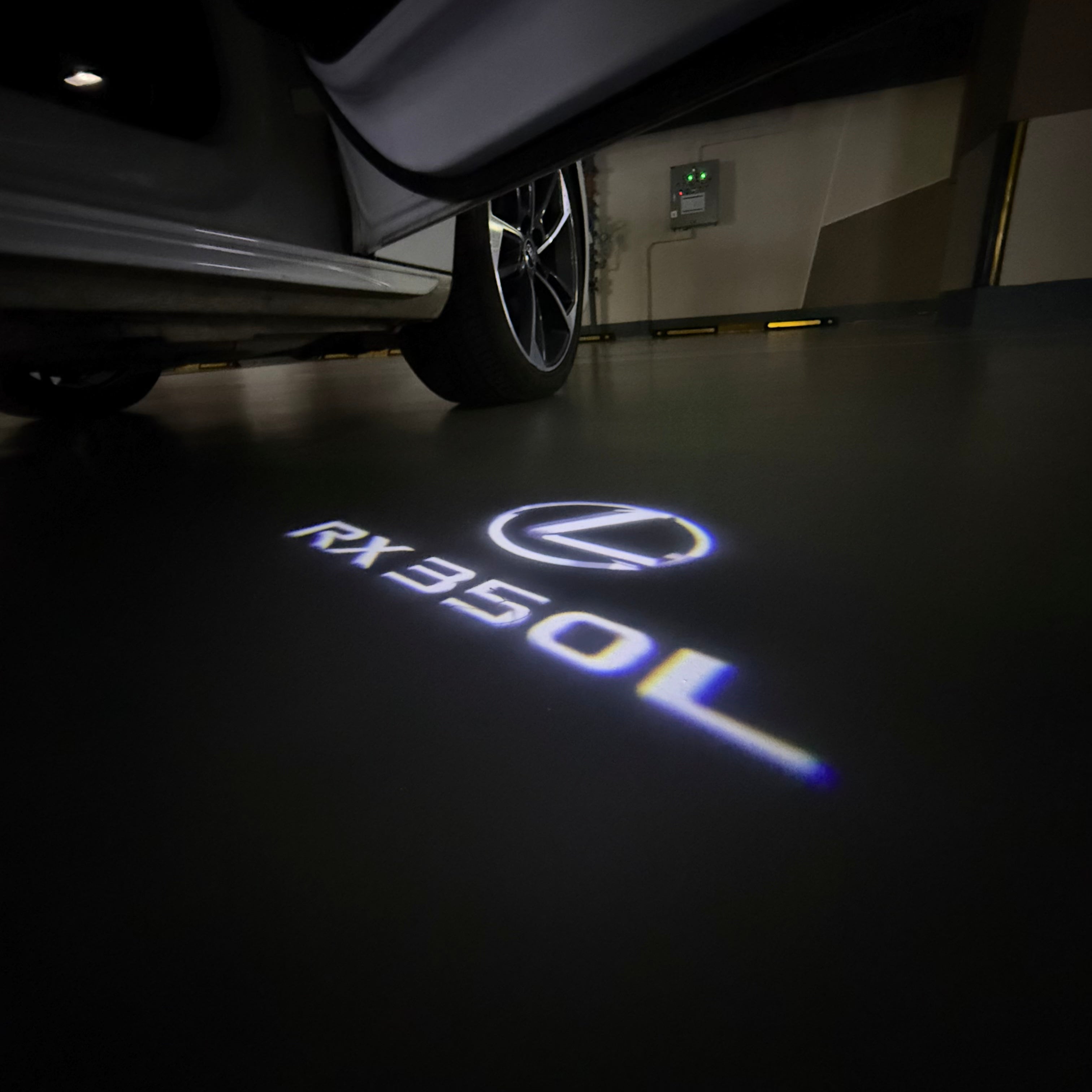 LEXUS LOGO PROJECTOR LIGHTS Nr.01 (الكمية 1 = 1 مجموعة / 2 أضواء باب)