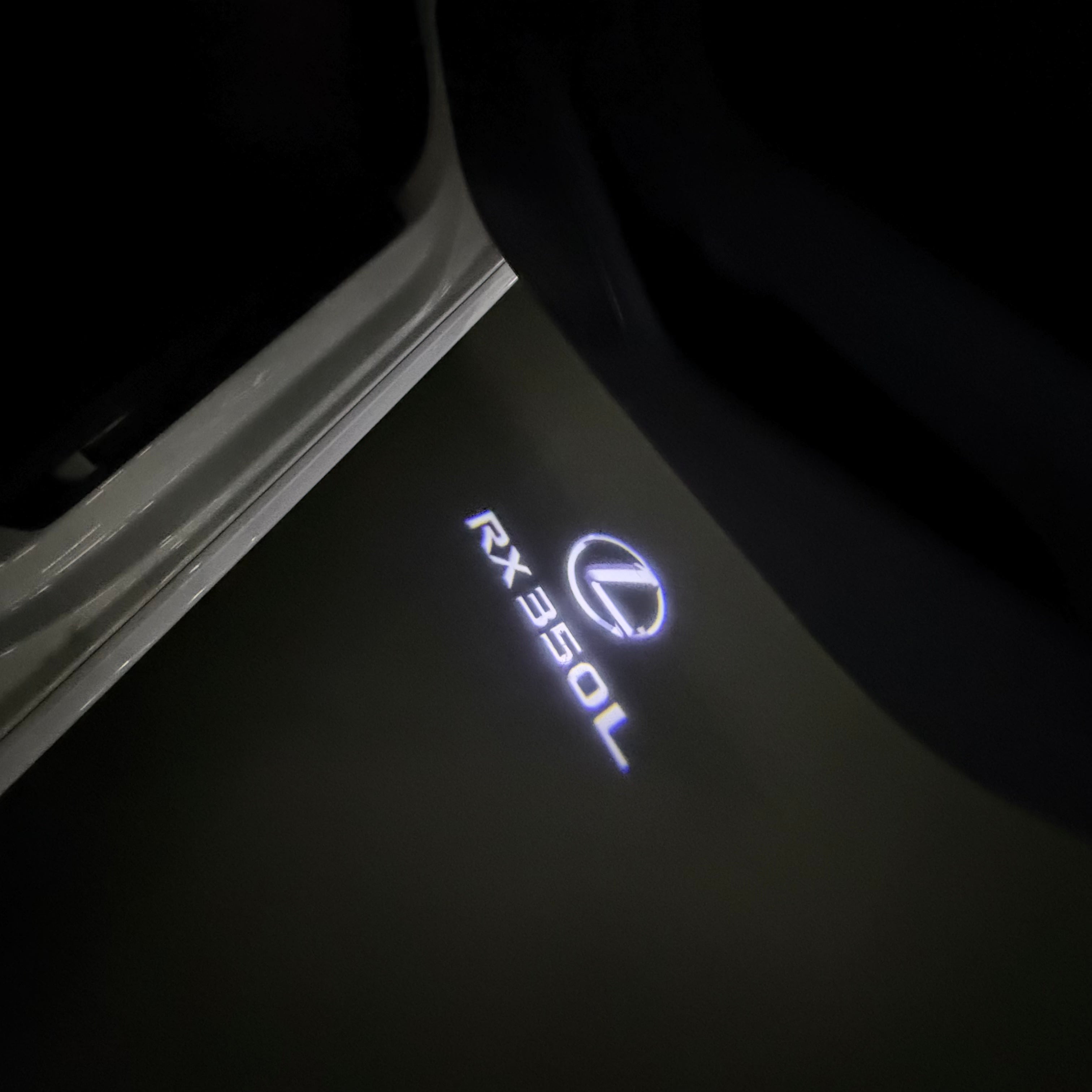 LEXUS LOGO PROJECTOR LIGHTS Nr.01 (الكمية 1 = 1 مجموعة / 2 أضواء باب)