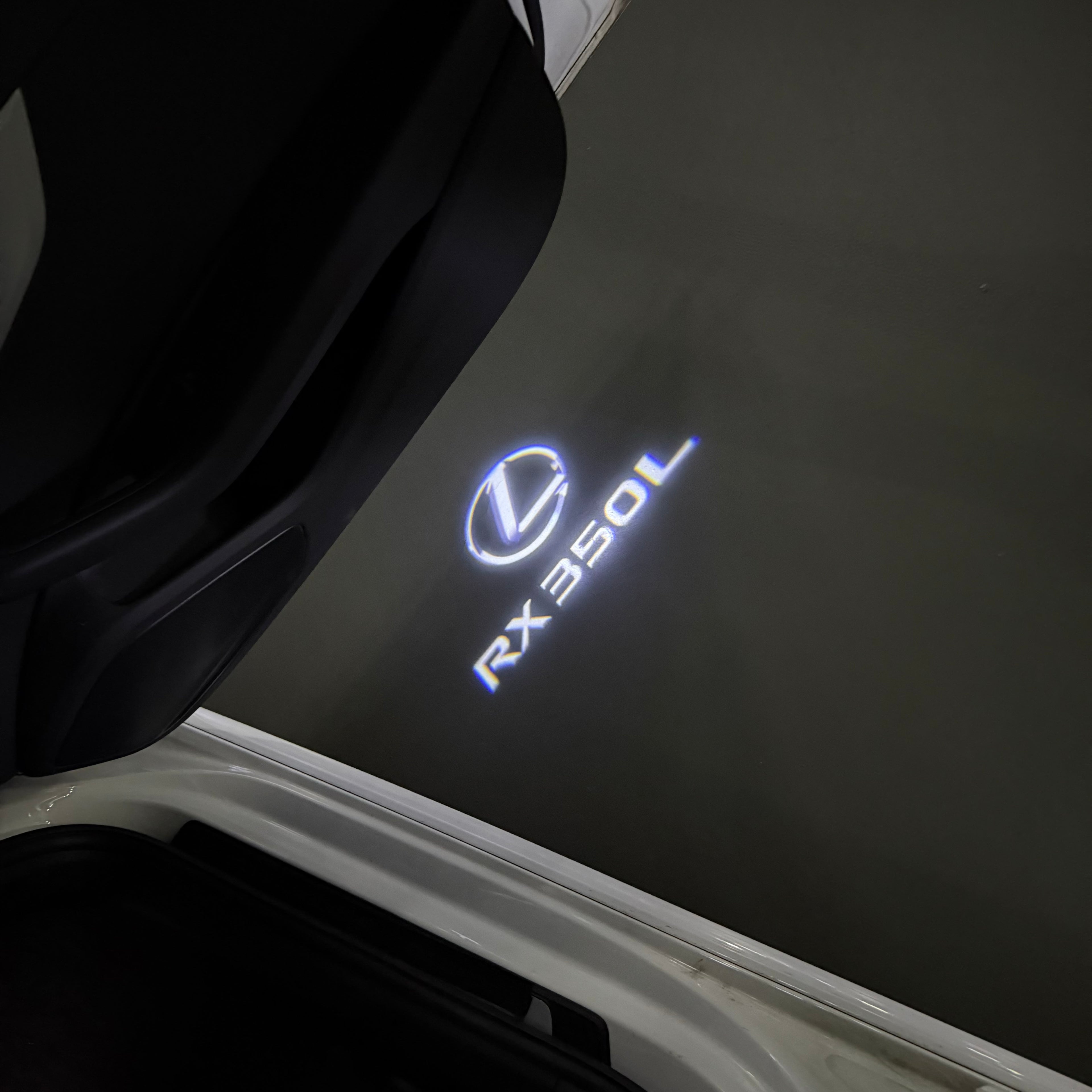 LEXUS LOGO PROJECTOR LIGHTS Nr.01 (الكمية 1 = 1 مجموعة / 2 أضواء باب)