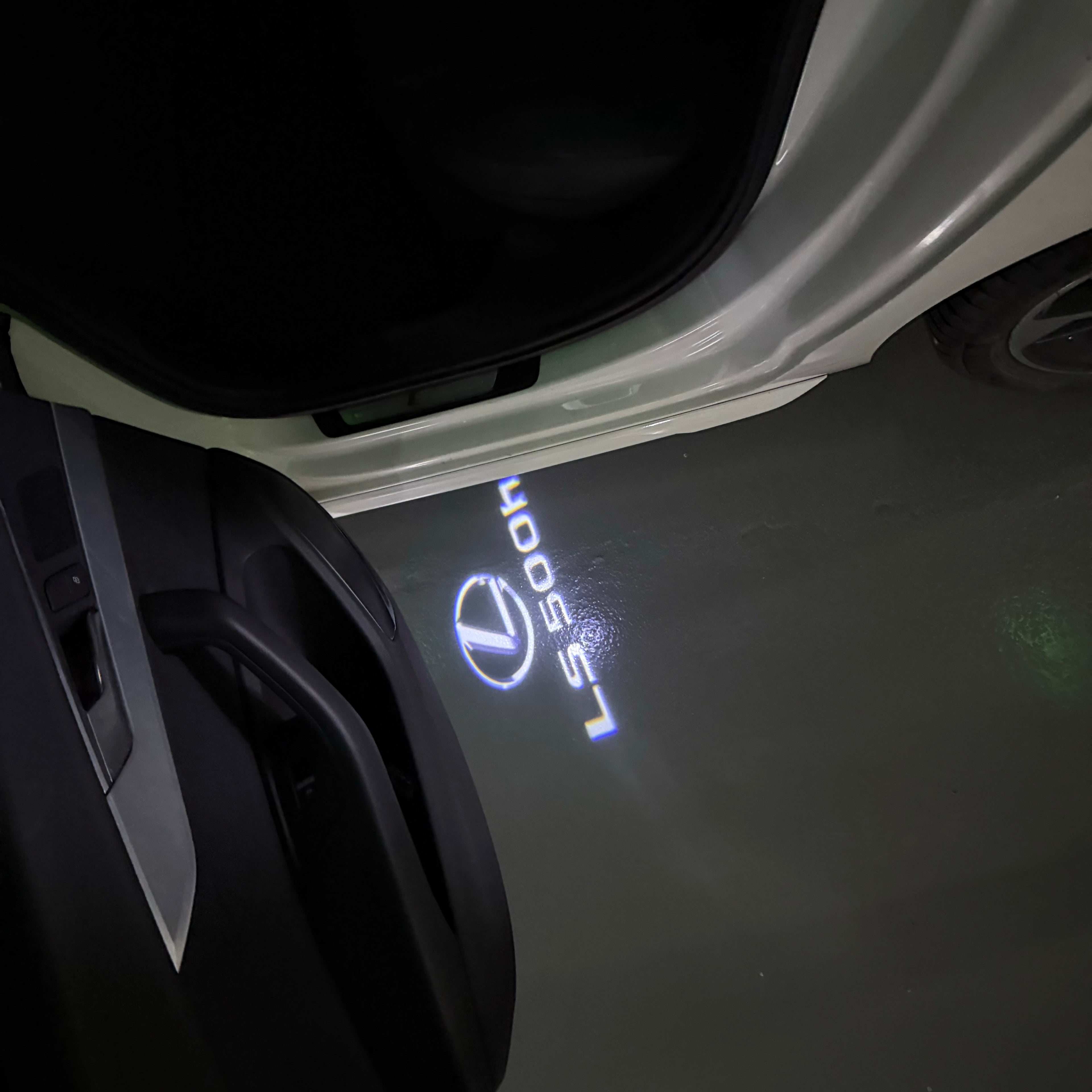 LEXUS LOGO PROJECTOR LIGHTS Nr.01 (الكمية 1 = 1 مجموعة / 2 أضواء باب)