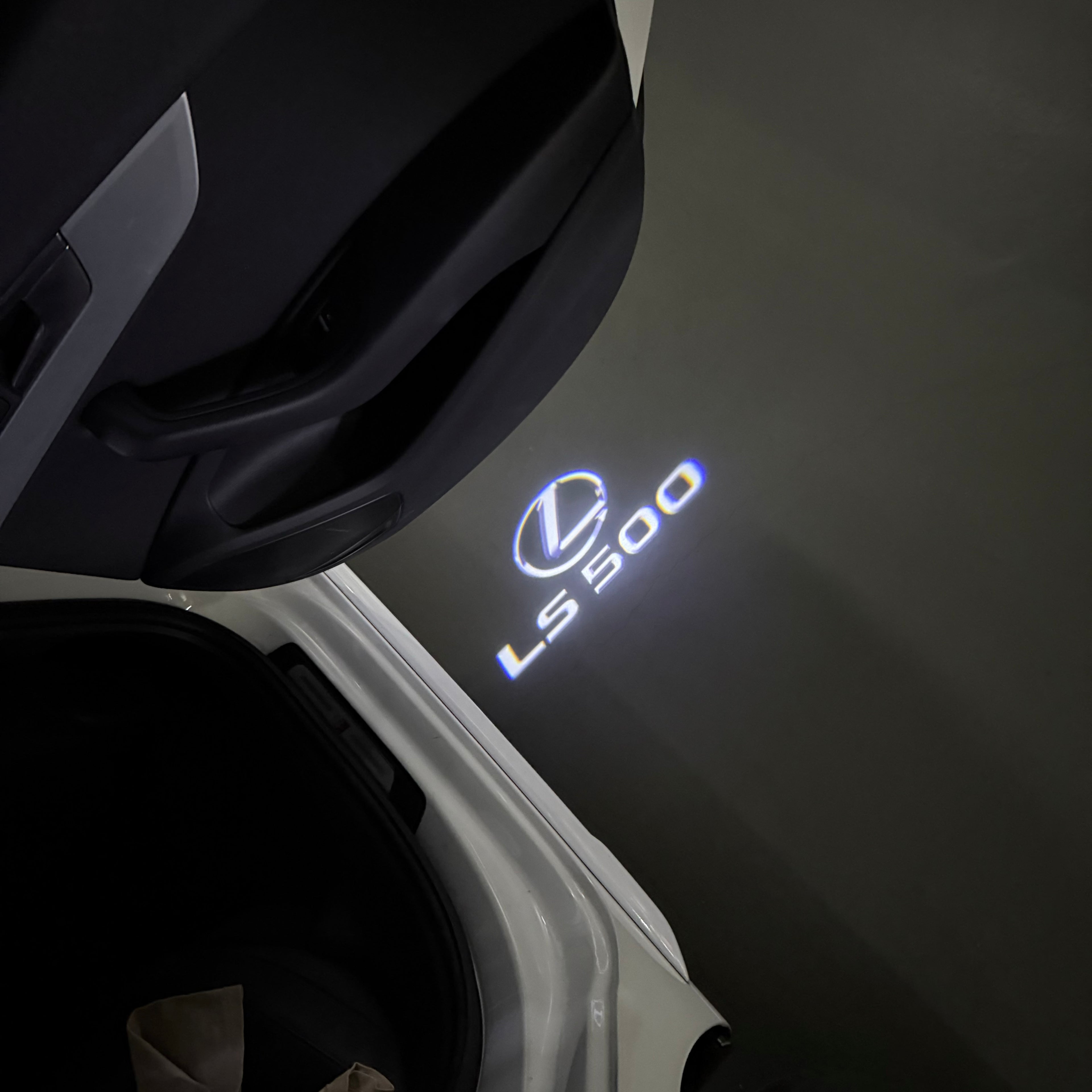 LEXUS LOGO PROJECTOR LIGHTS Nr.01 (الكمية 1 = 1 مجموعة / 2 أضواء باب)