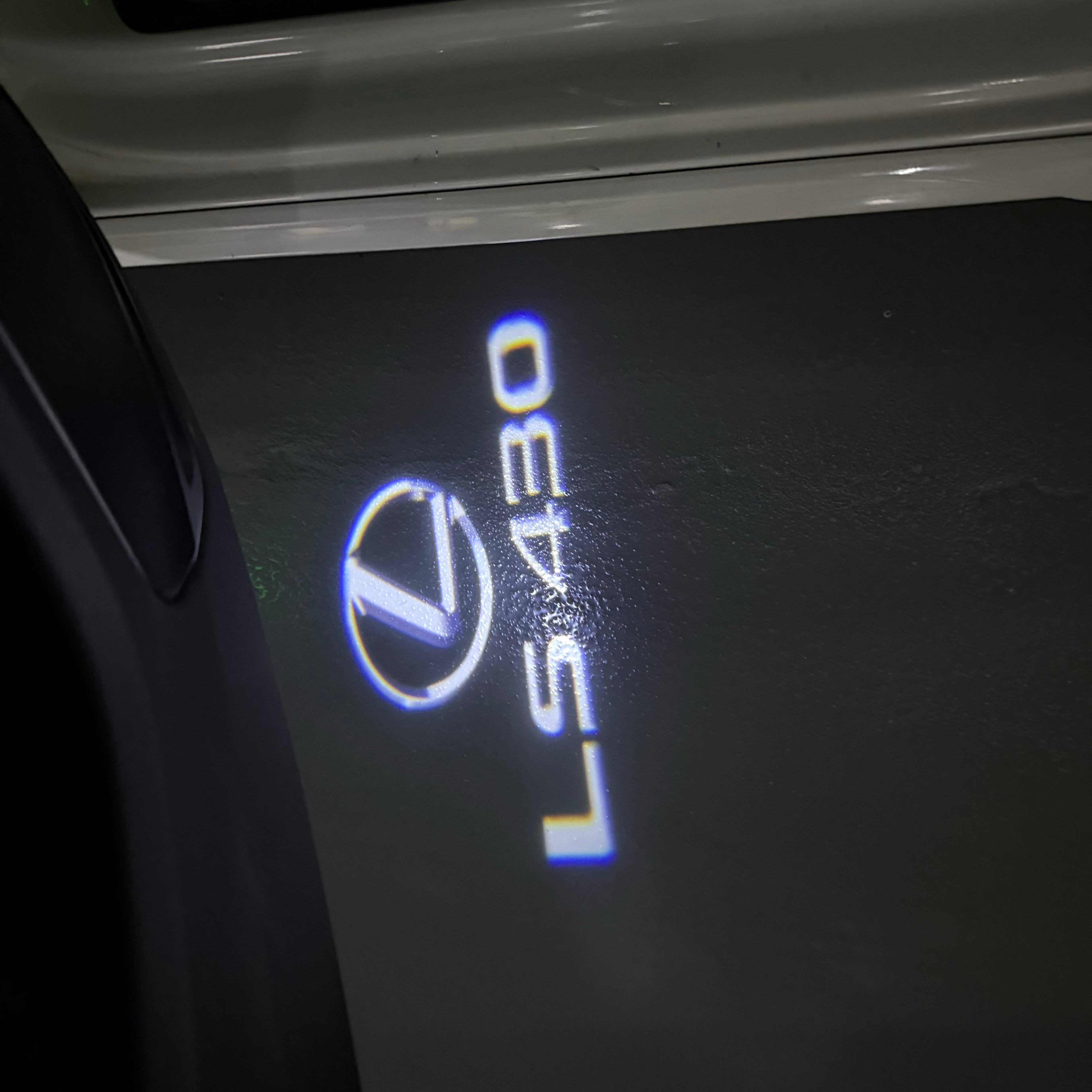 LEXUS LOGO PROJECTOR LIGHTS Nr.01 (الكمية 1 = 1 مجموعة / 2 أضواء باب)