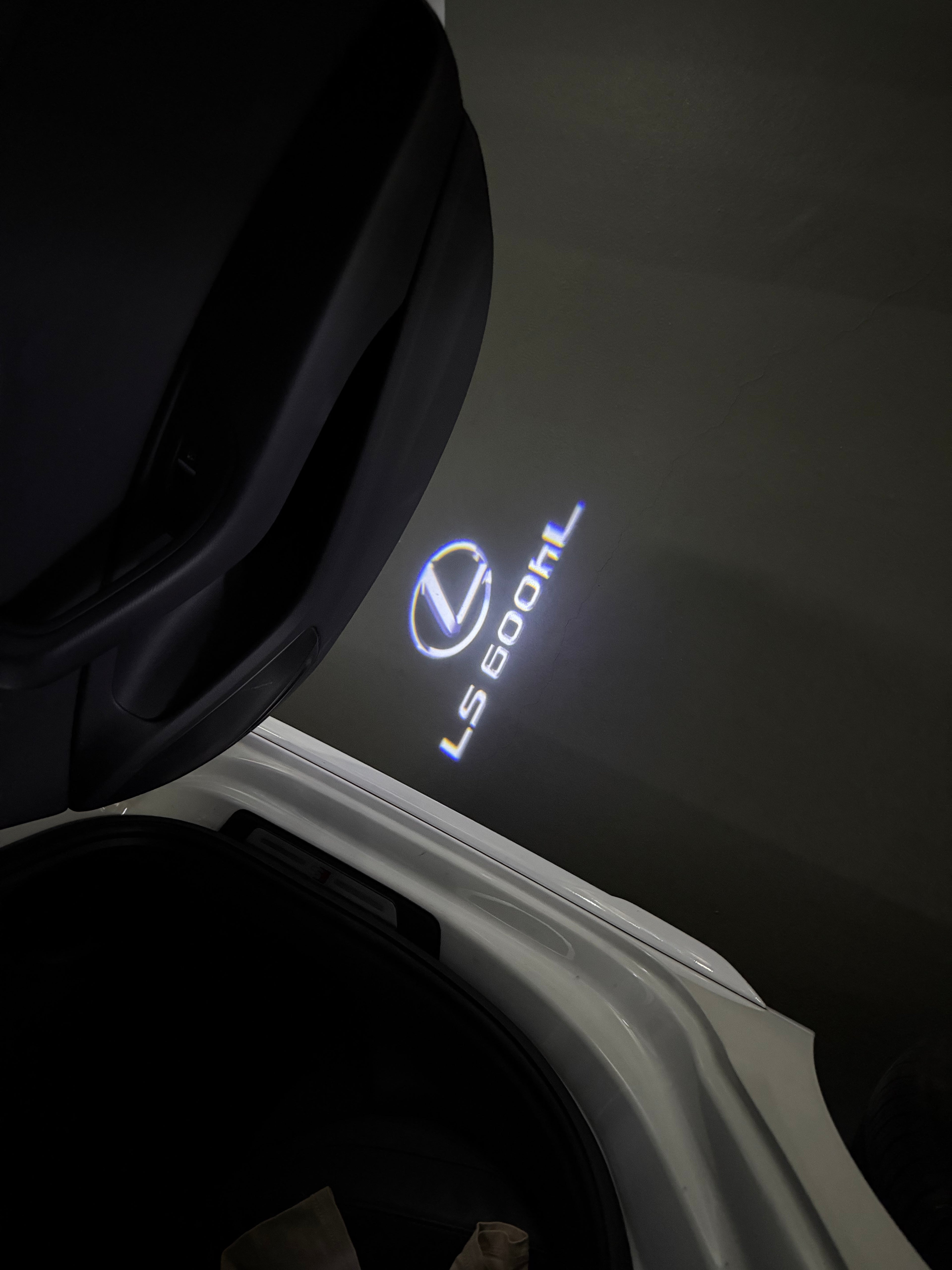 LEXUS LOGO PROJECTOR LIGHTS Nr.01 (الكمية 1 = 1 مجموعة / 2 أضواء باب)