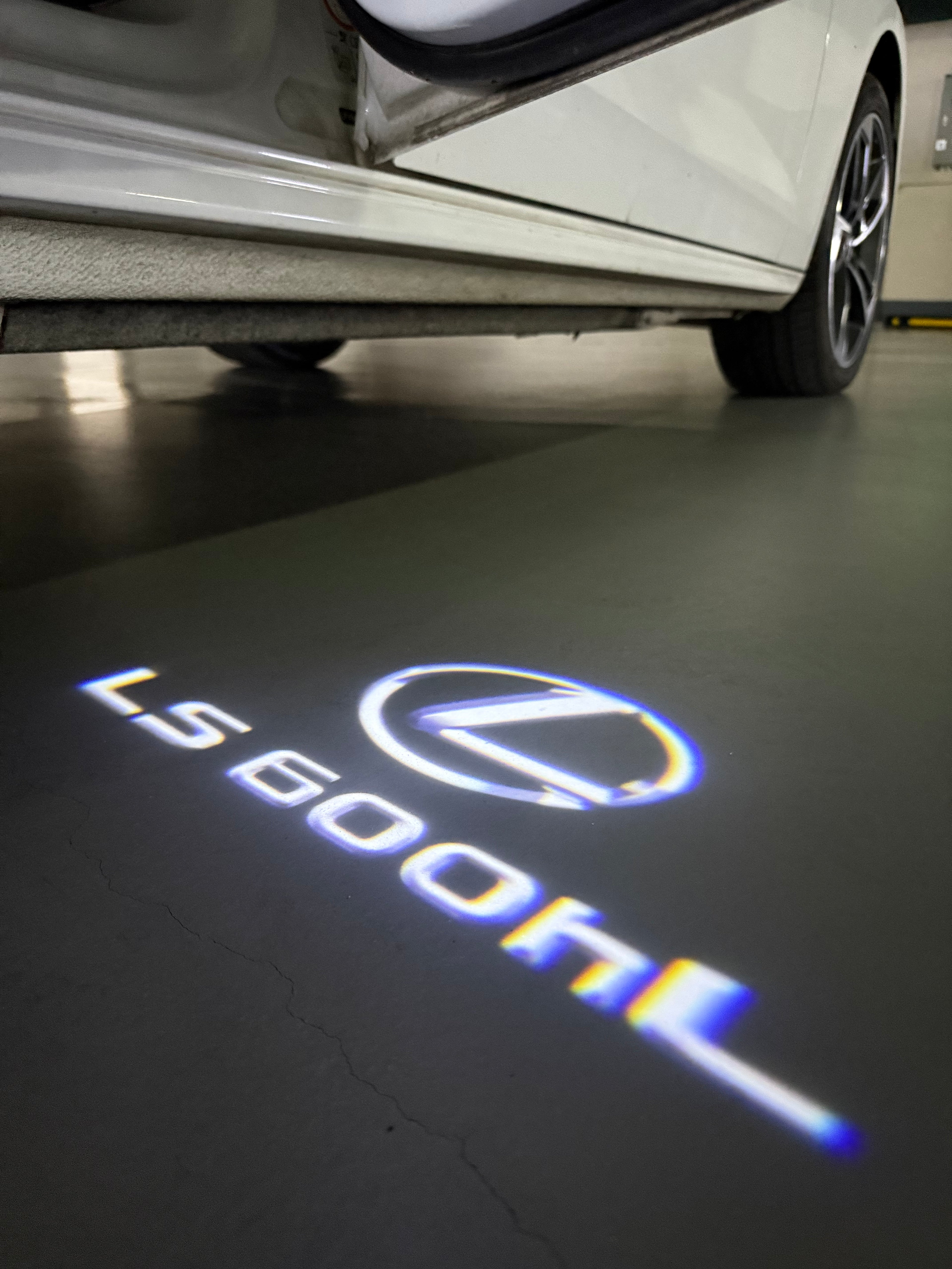 LEXUS LOGO PROJECTOR LIGHTS Nr.01 (الكمية 1 = 1 مجموعة / 2 أضواء باب)