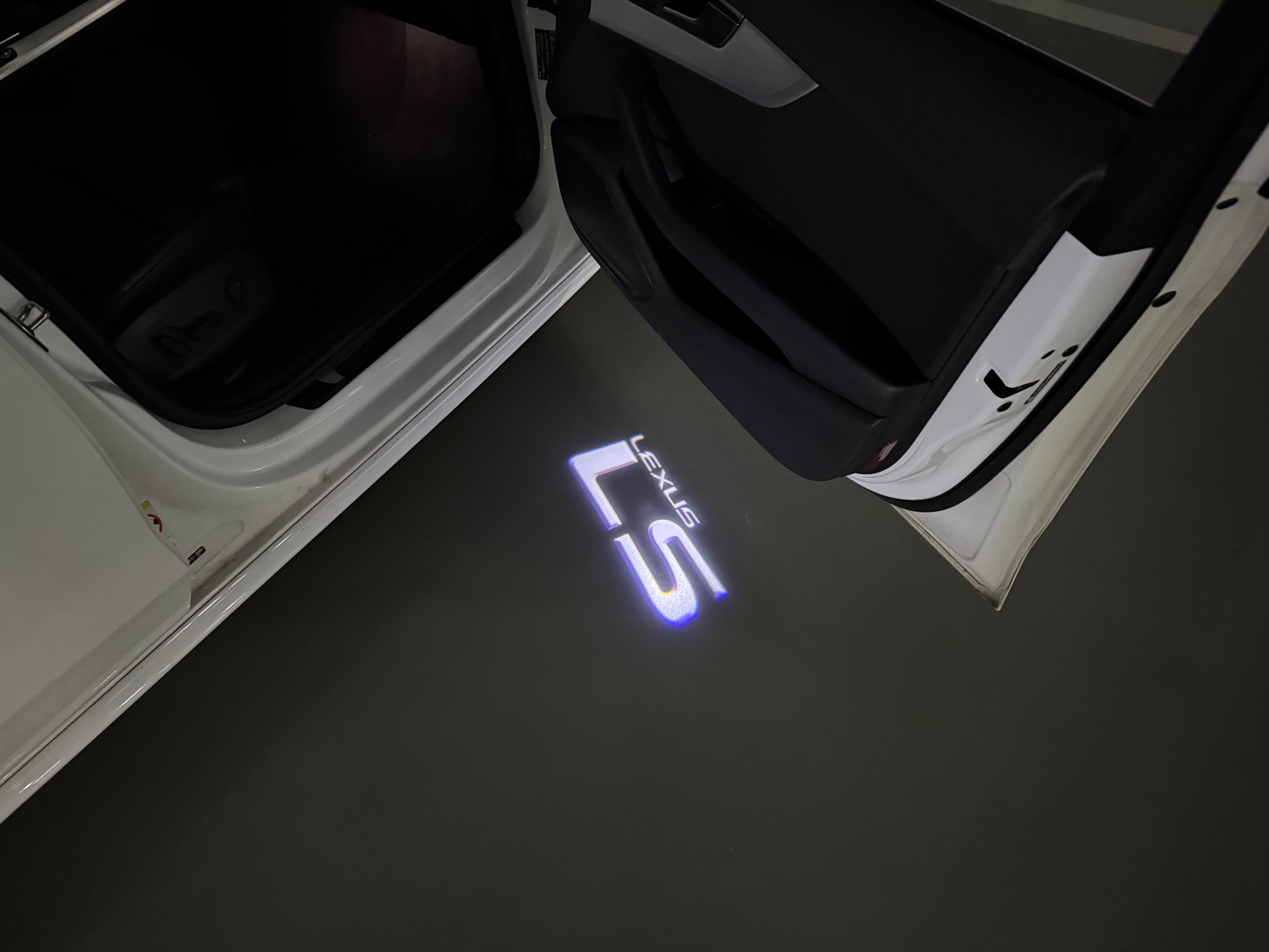 LEXUS LOGO PROJECTOR LIGHTS Nr.01 (الكمية 1 = 1 مجموعة / 2 أضواء باب)