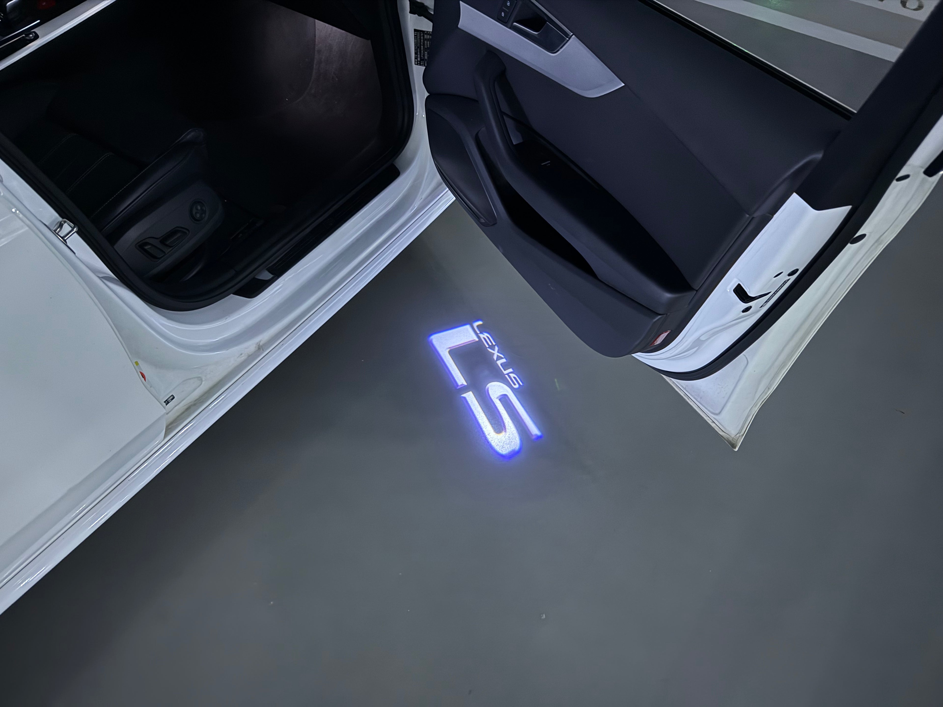LEXUS LOGO PROJECTOR LIGHTS Nr.01 (الكمية 1 = 1 مجموعة / 2 أضواء باب)