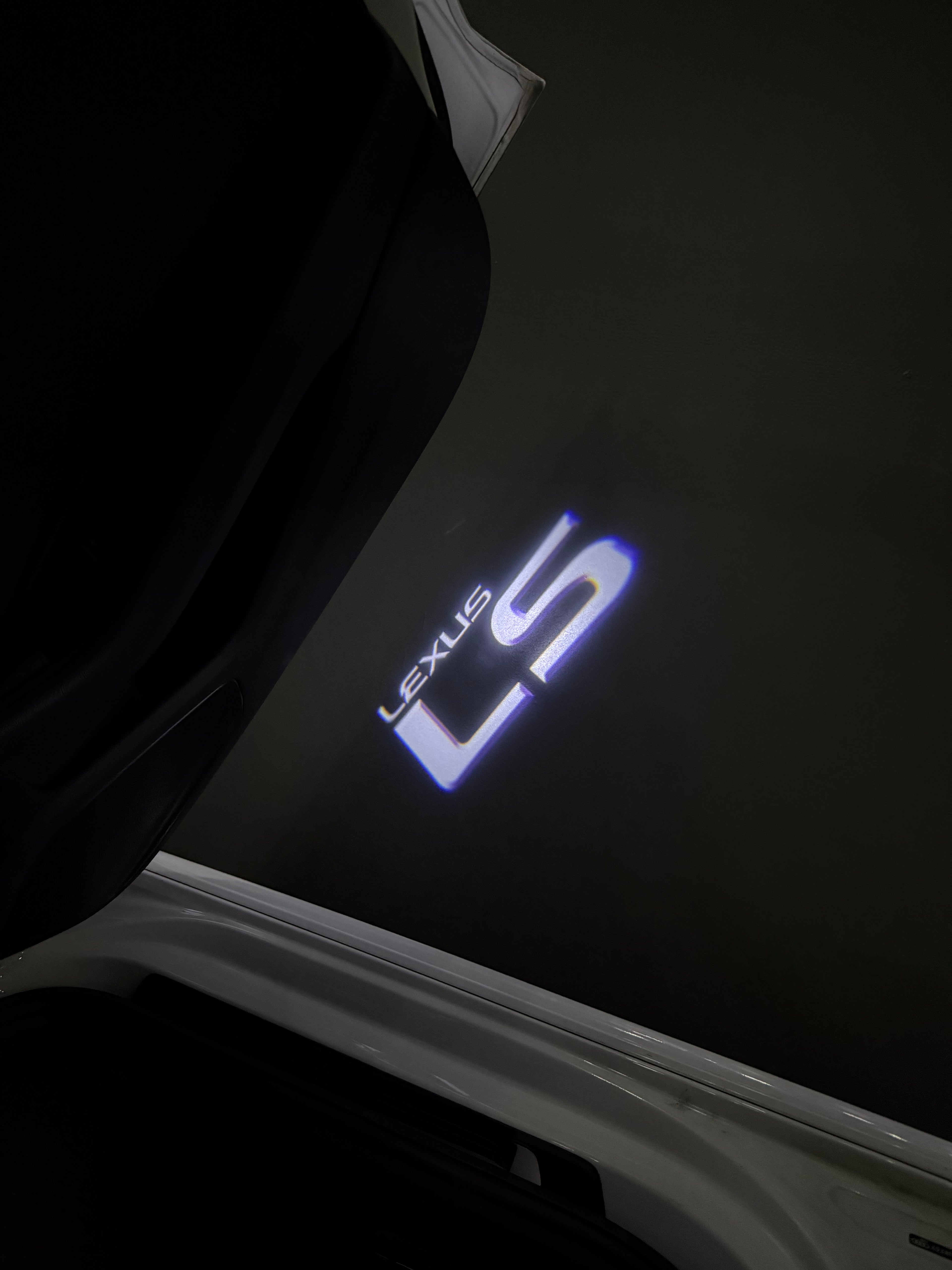 LEXUS LOGO PROJECTOR LIGHTS Nr.01 (الكمية 1 = 1 مجموعة / 2 أضواء باب)