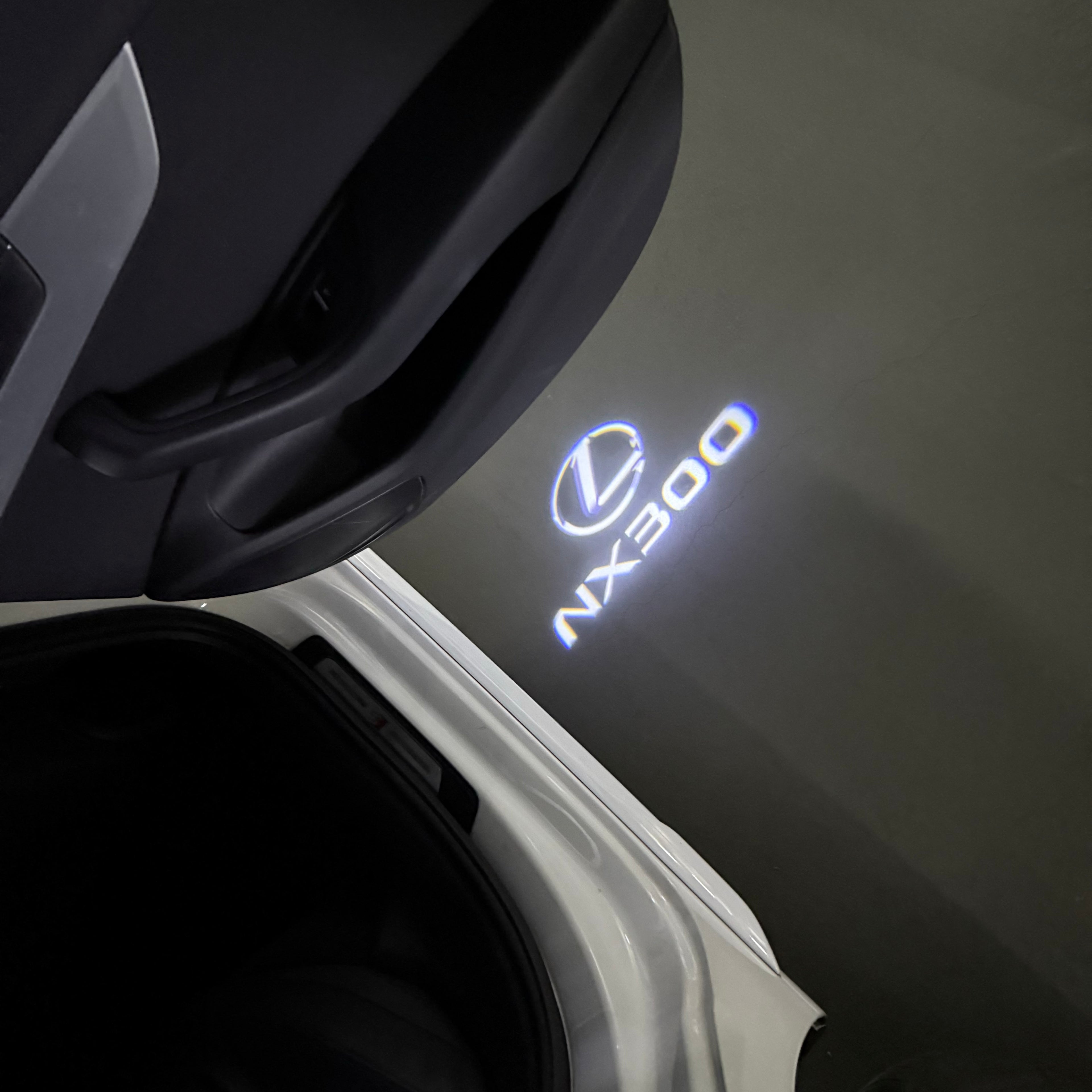 LEXUS LOGO PROJECTOR LIGHTS Nr.01 (الكمية 1 = 1 مجموعة / 2 أضواء باب)