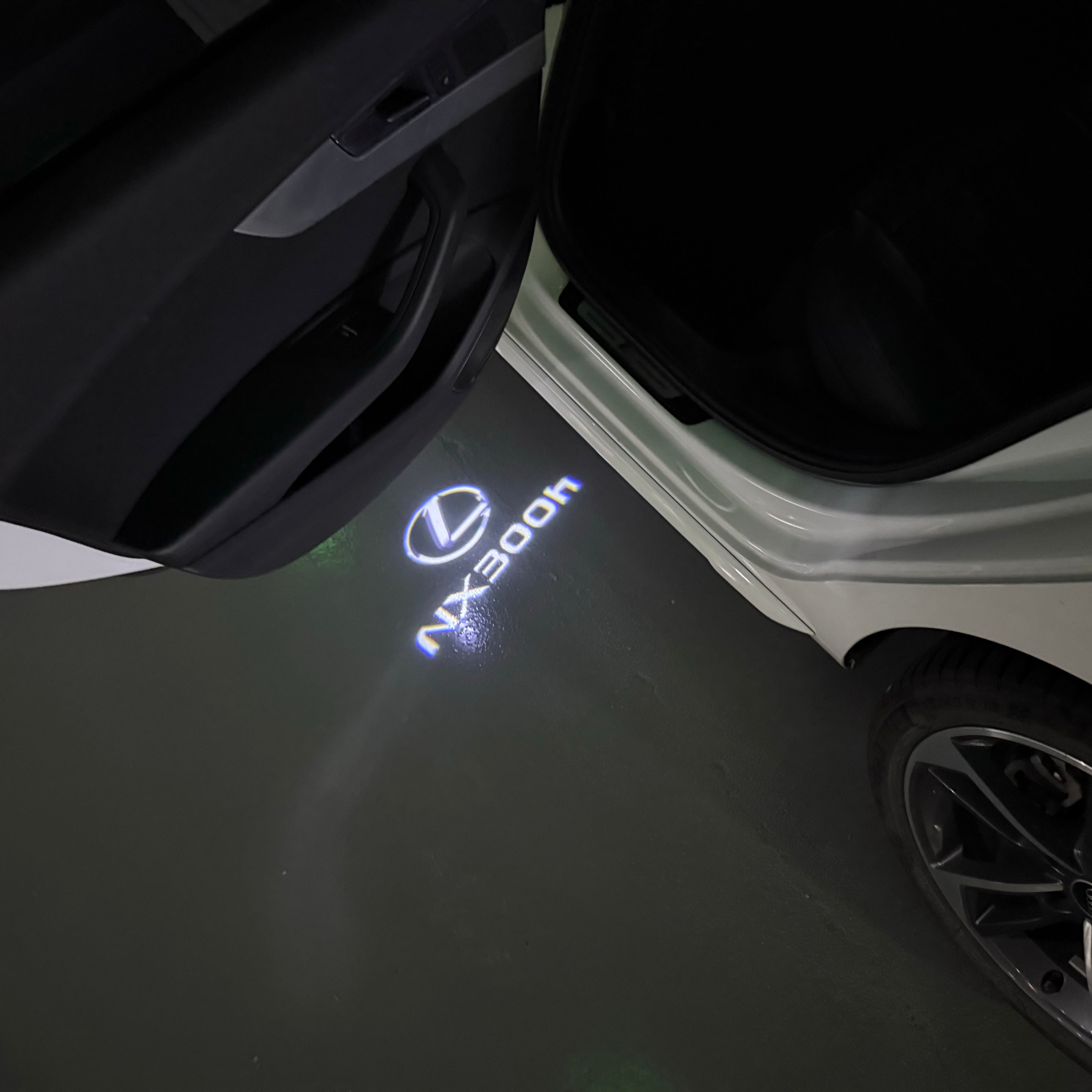 LEXUS LOGO PROJECTOR LIGHTS Nr.01 (الكمية 1 = 1 مجموعة / 2 أضواء باب)