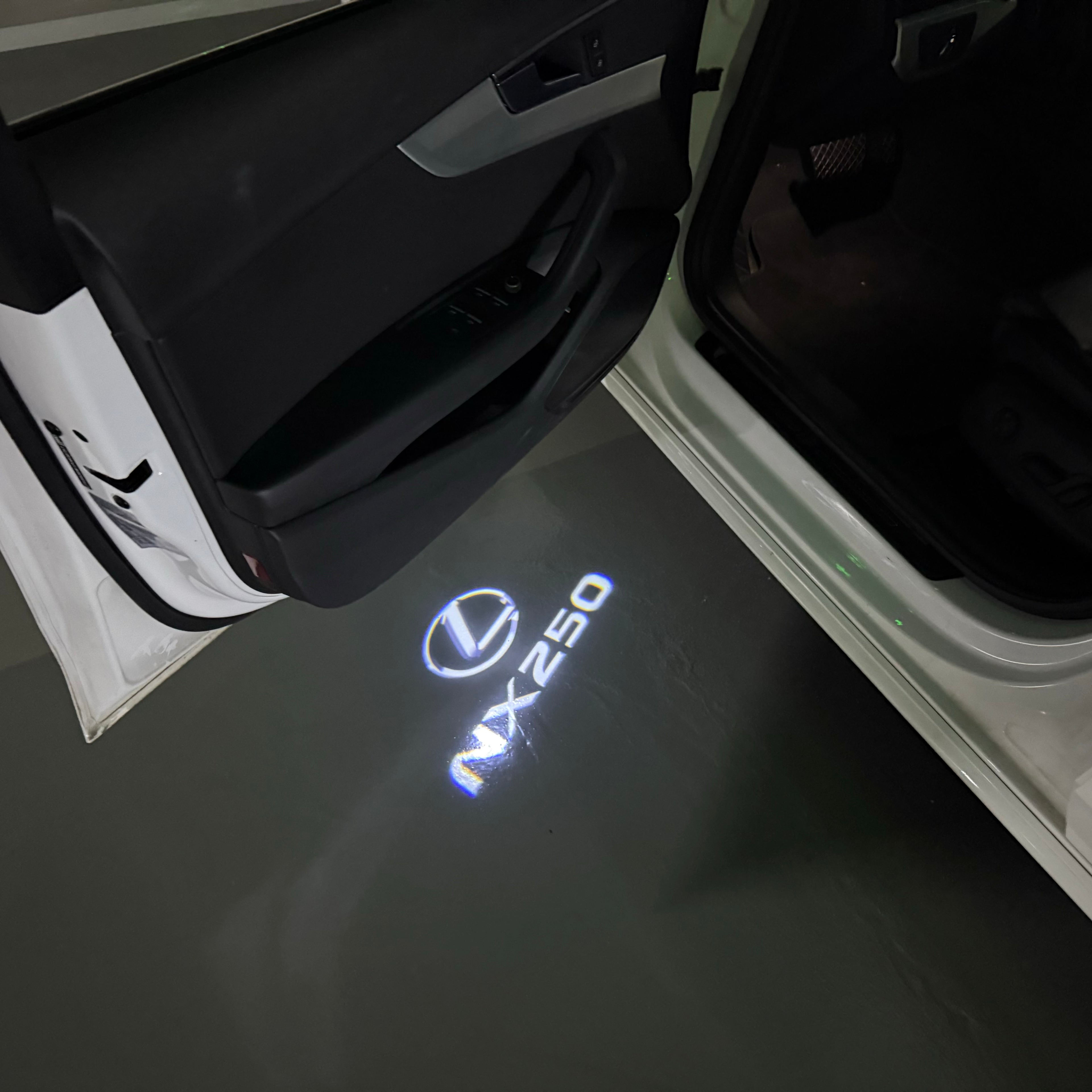 LEXUS LOGO PROJECTOR LIGHTS Nr.01 (الكمية 1 = 1 مجموعة / 2 أضواء باب)