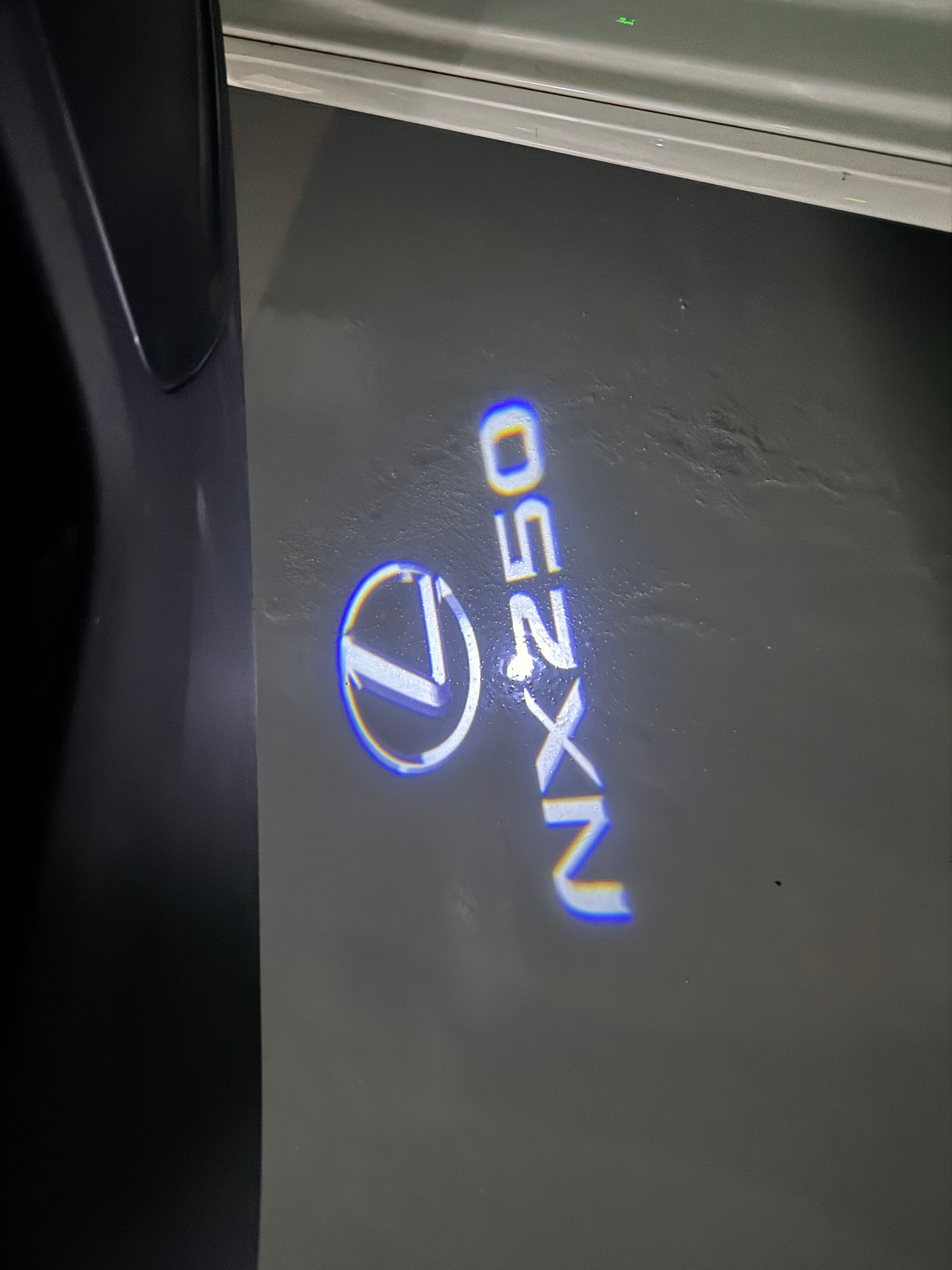 LEXUS LOGO PROJECTOR LIGHTS Nr.01 (الكمية 1 = 1 مجموعة / 2 أضواء باب)