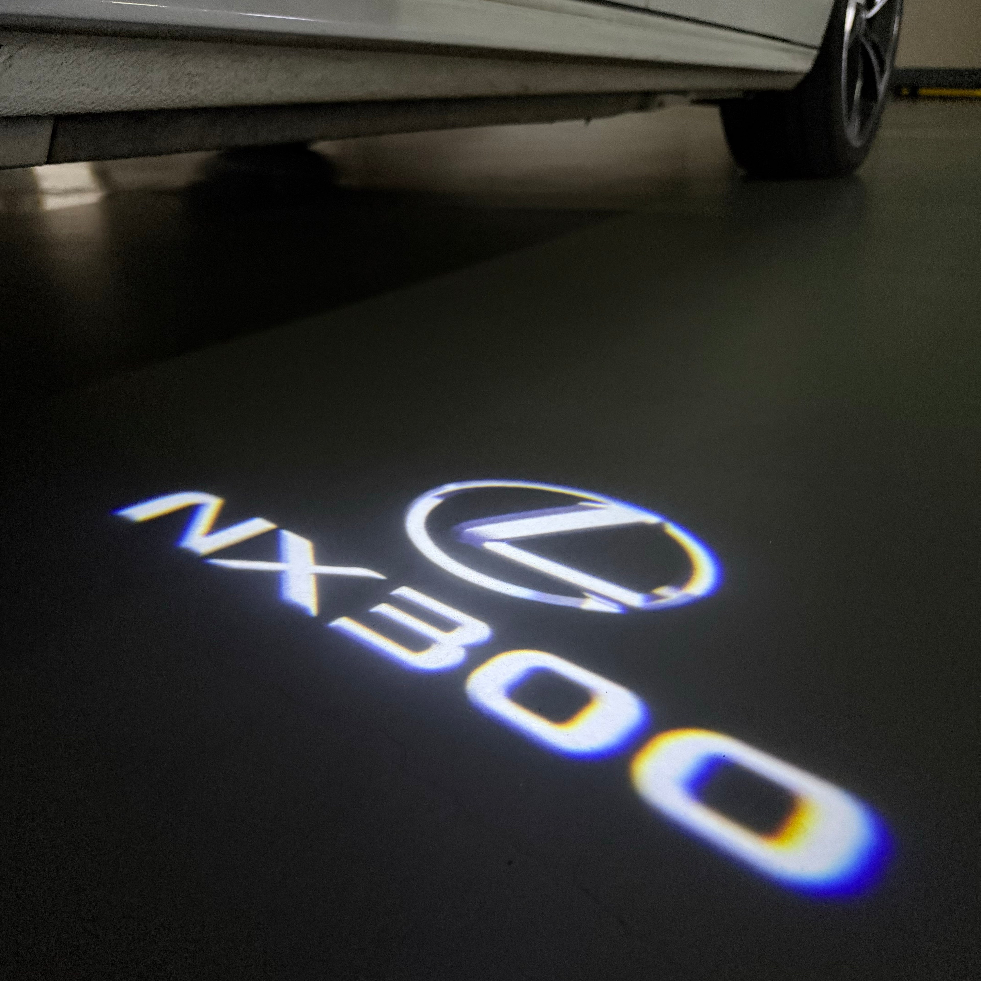 LEXUS LOGO PROJECTOR LIGHTS Nr.01 (الكمية 1 = 1 مجموعة / 2 أضواء باب)