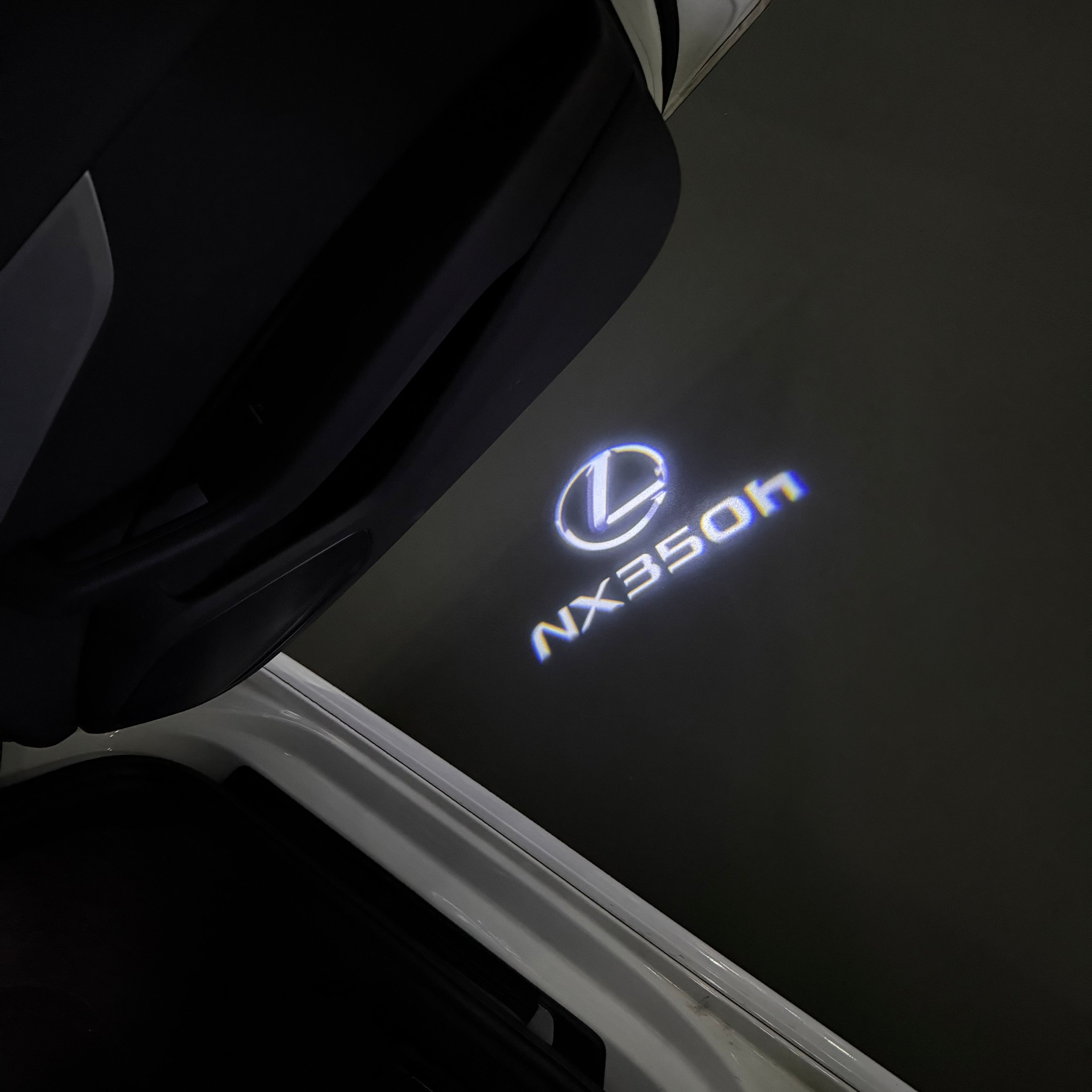 LEXUS LOGO PROJECTOR LIGHTS Nr.01 (الكمية 1 = 1 مجموعة / 2 أضواء باب)