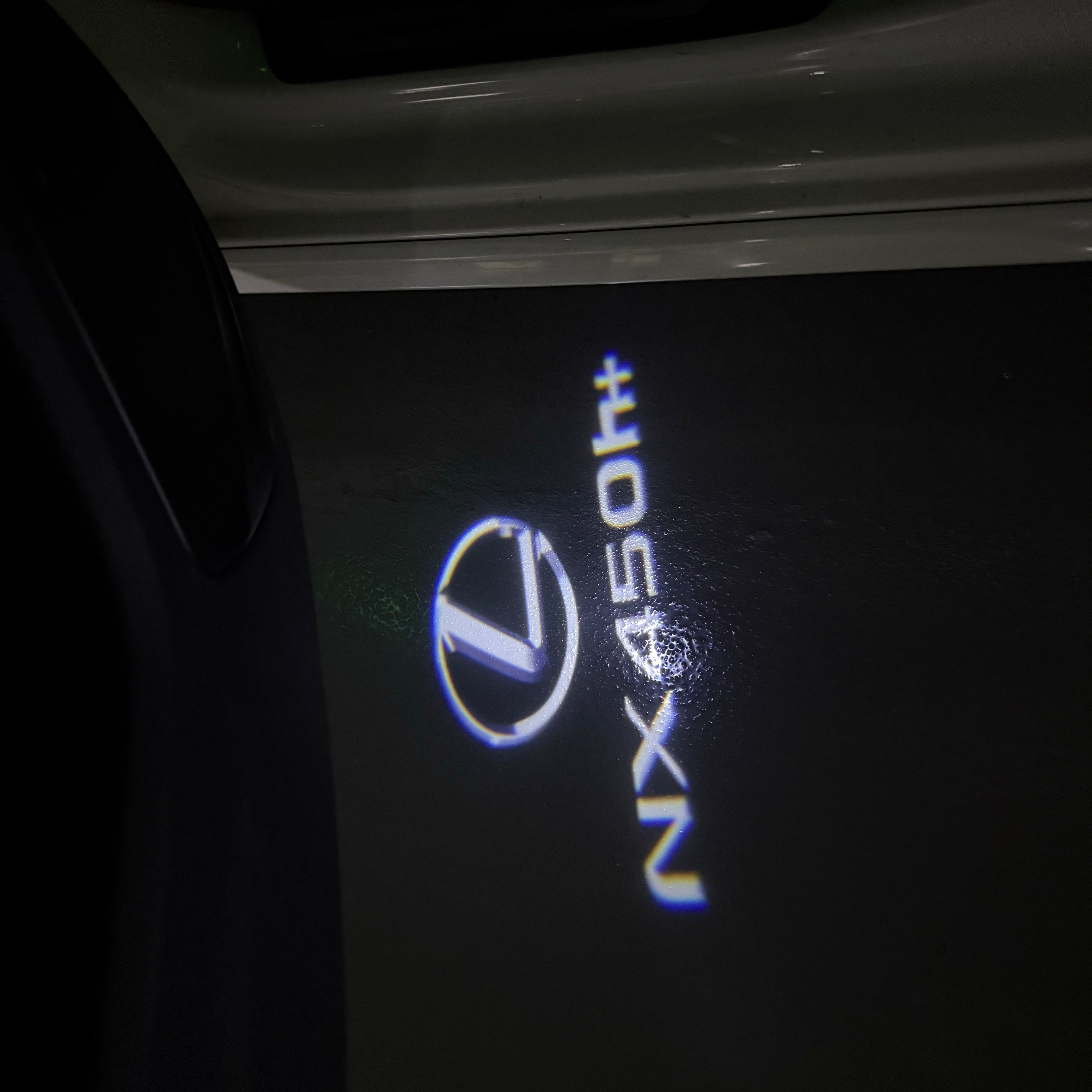 LEXUS LOGO PROJECTOR LIGHTS Nr.01 (الكمية 1 = 1 مجموعة / 2 أضواء باب)