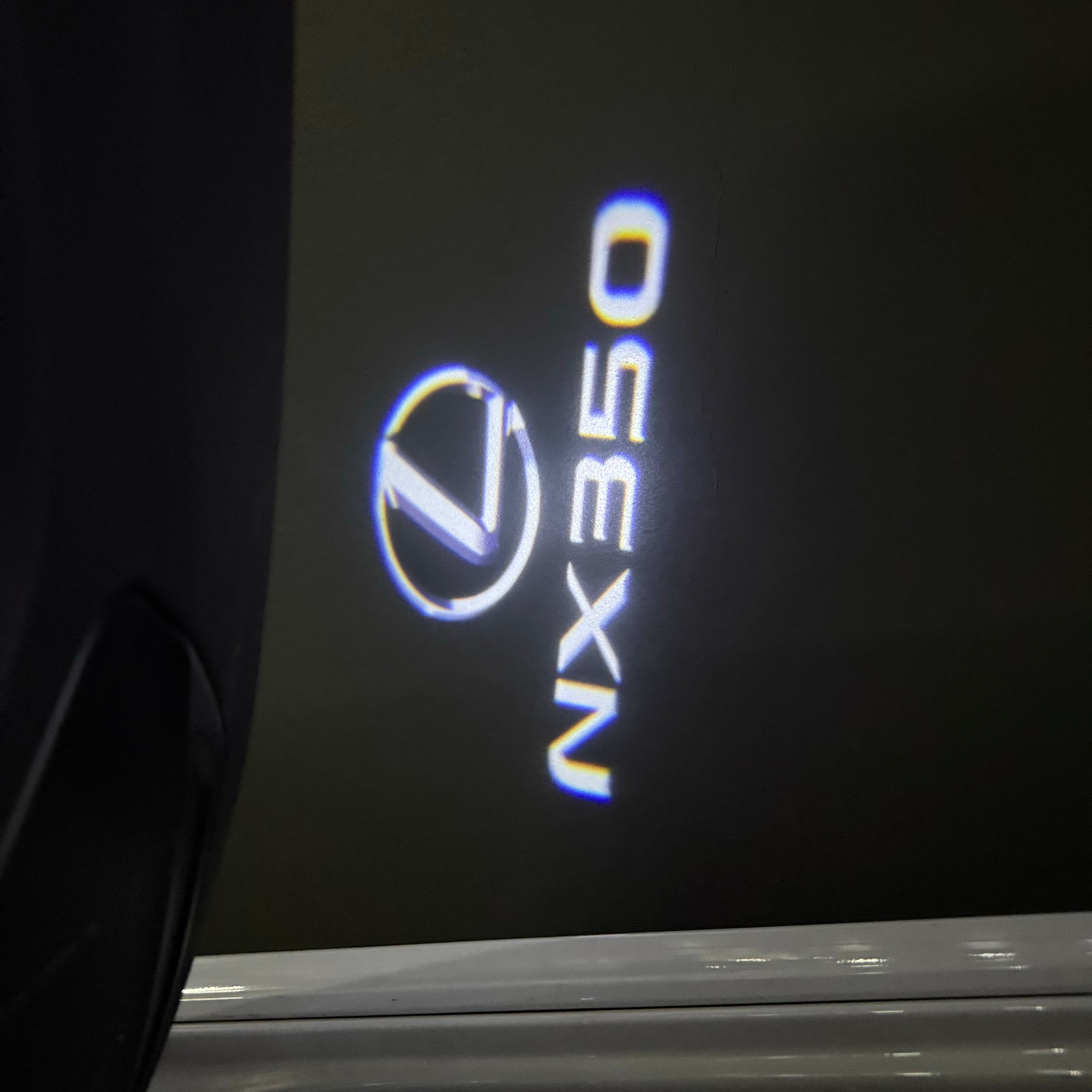 LEXUS LOGO PROJECTOR LIGHTS Nr.01 (الكمية 1 = 1 مجموعة / 2 أضواء باب)