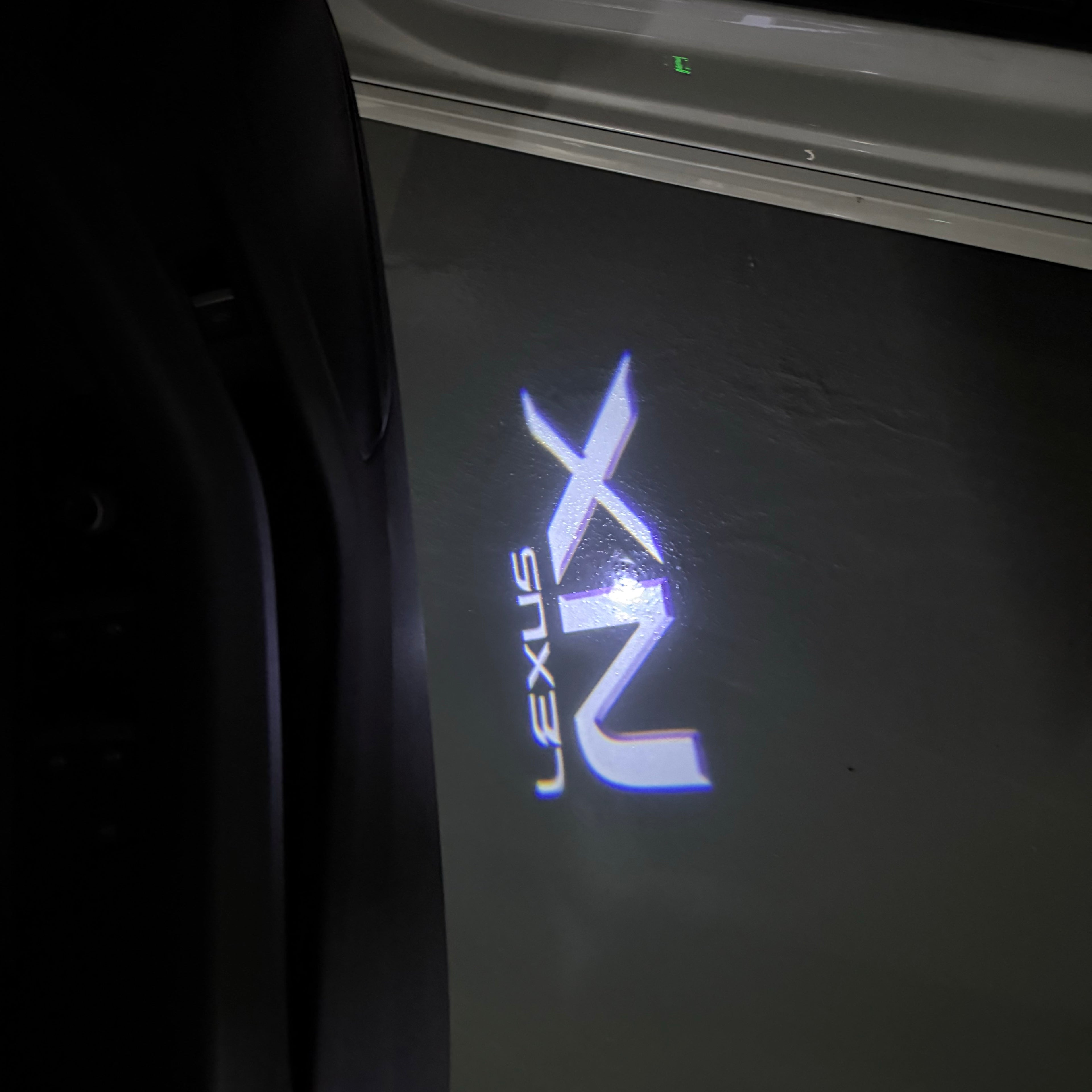 LEXUS LOGO PROJECTOR LIGHTS Nr.01 (الكمية 1 = 1 مجموعة / 2 أضواء باب)