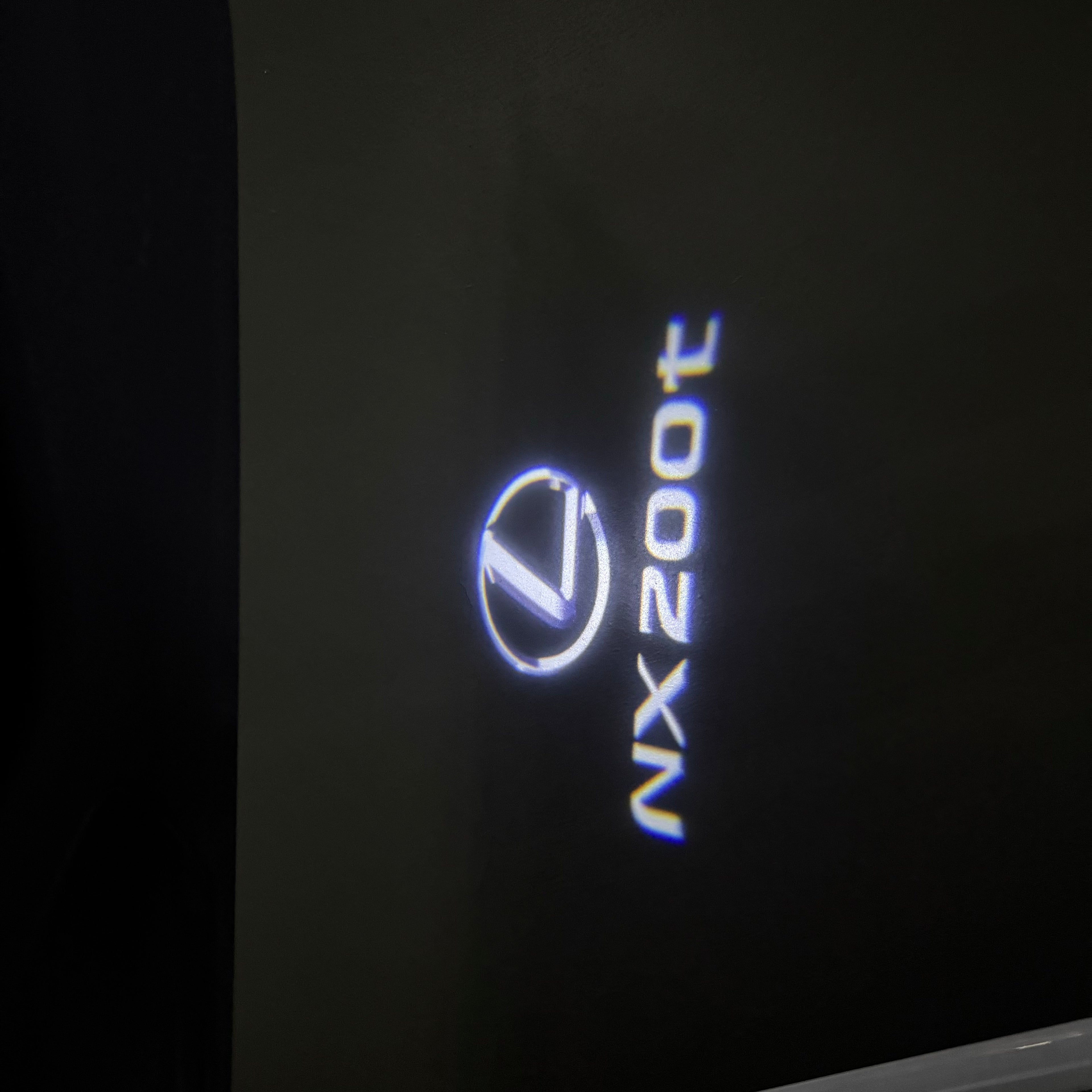 LEXUS LOGO PROJECTOR LIGHTS Nr.01 (الكمية 1 = 1 مجموعة / 2 أضواء باب)