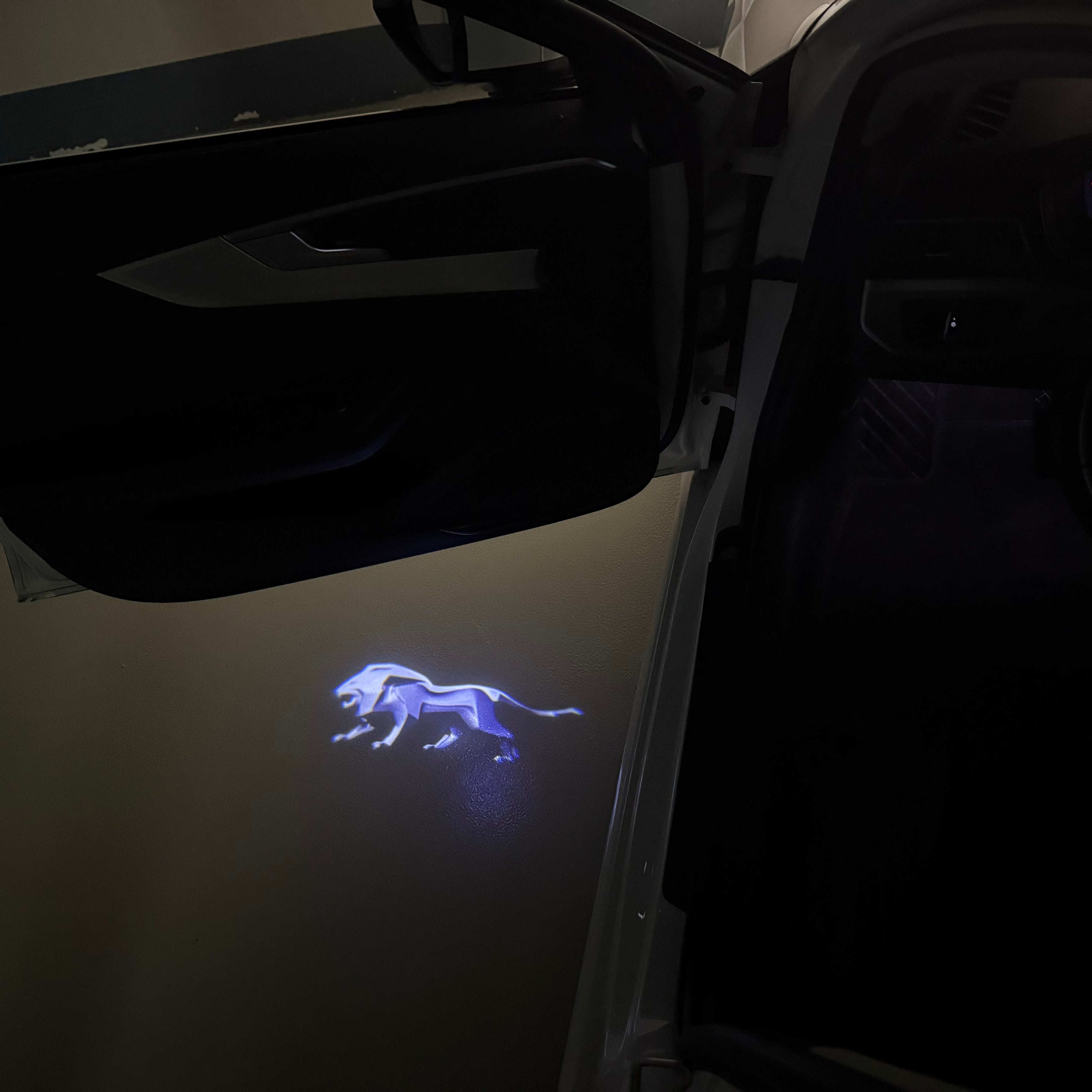 BMW M3 LOGO PROJECTOR LIGHTS Nr.24 (الكمية 1 = 1 مجموعة / 2 أضواء باب)