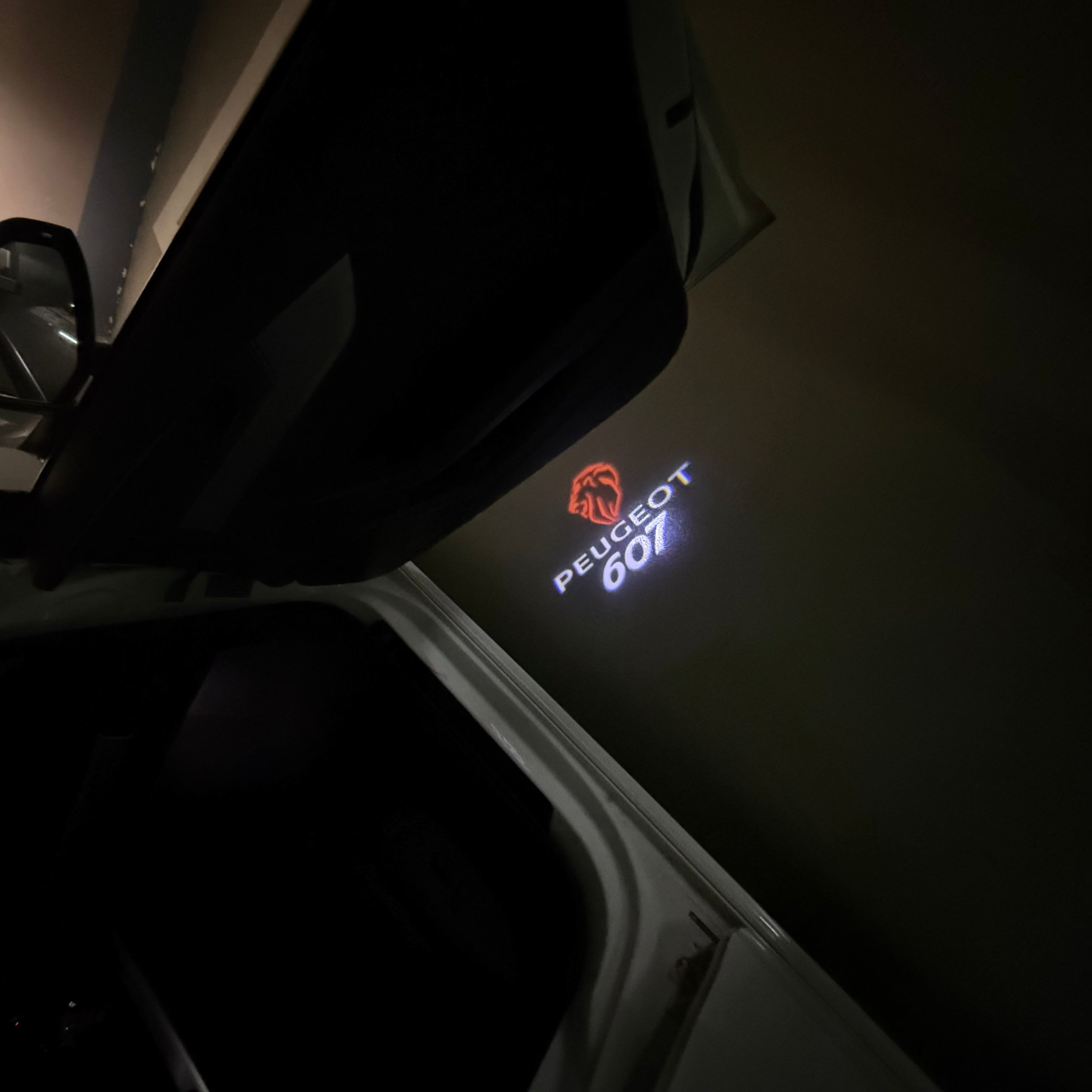 BMW M3 LOGO PROJECTOR LIGHTS Nr.24 (الكمية 1 = 1 مجموعة / 2 أضواء باب)